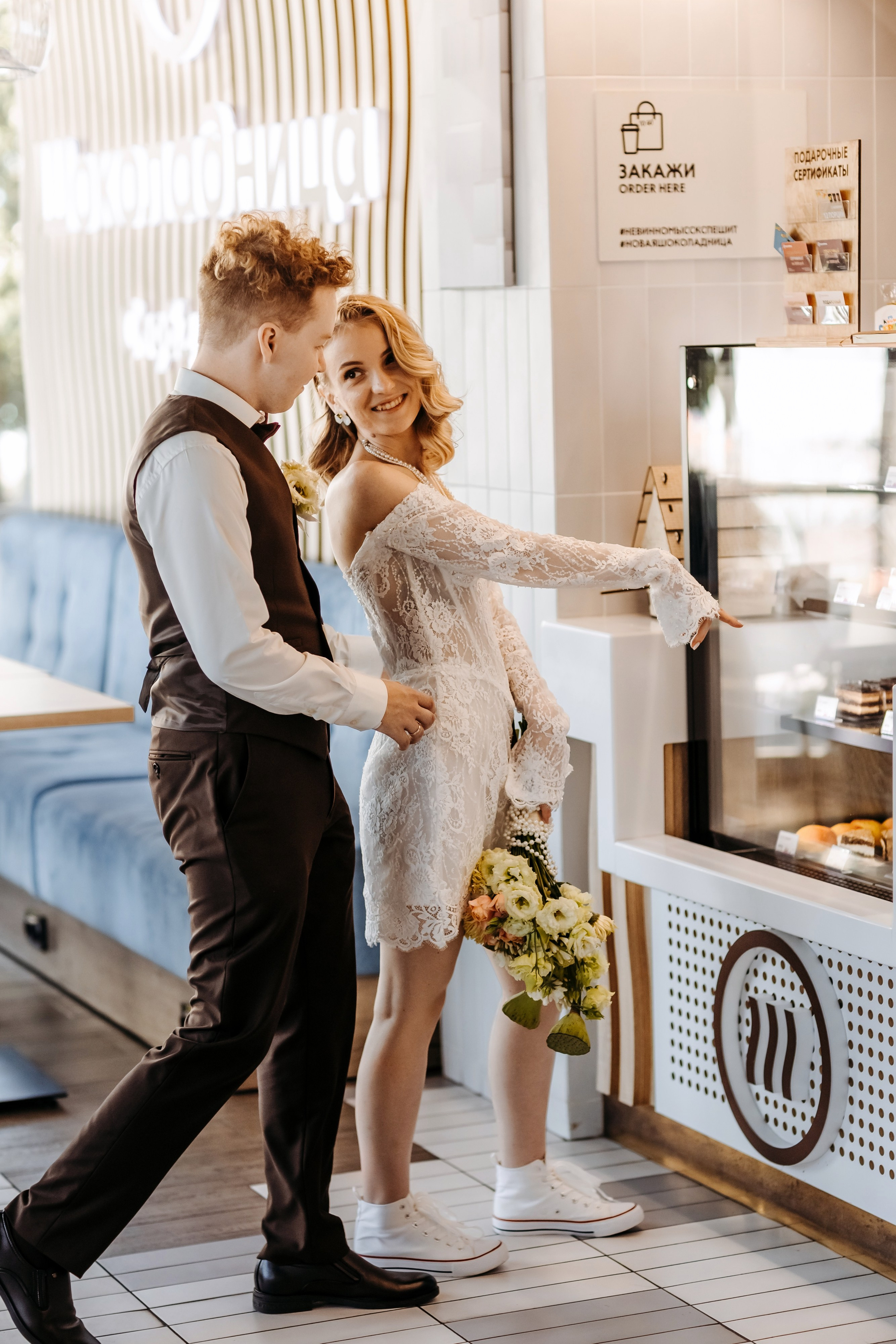 Невеста с букетом на фоне старинного здания