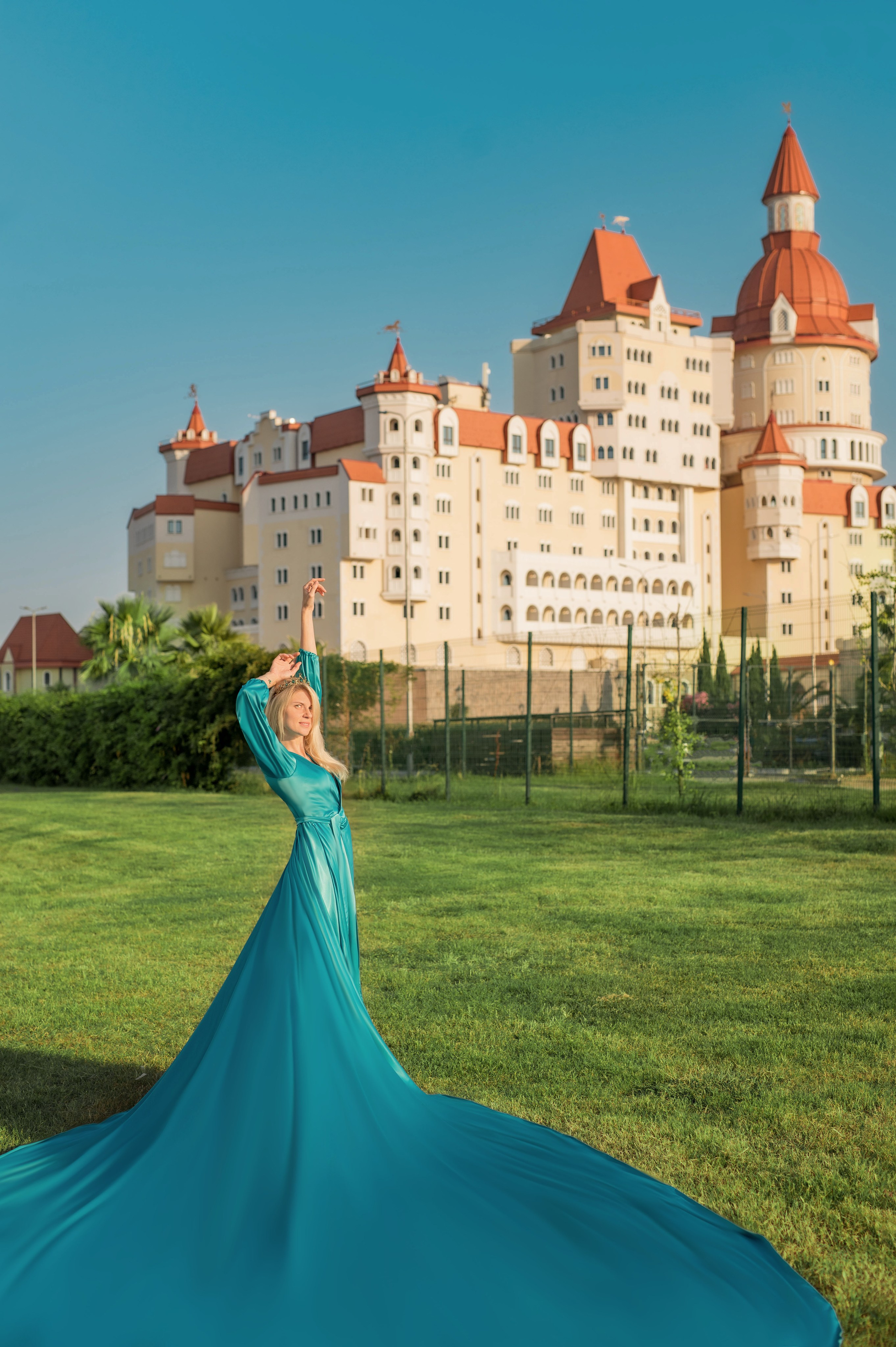 Индивидуальная фотосессия в платье с длинным шлейфом в Сочи