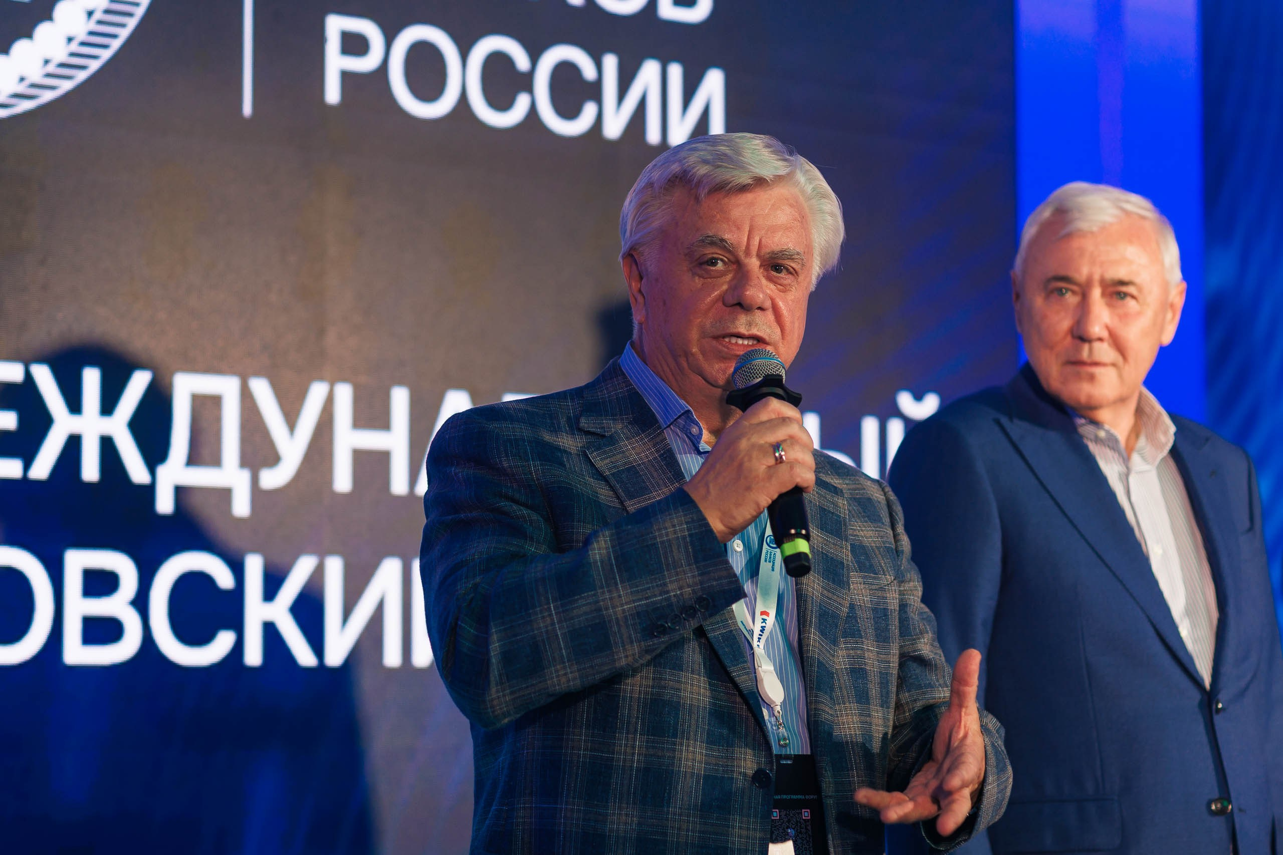 Спикер XXII Международного банковского форума выступает с докладом о развитии рынка