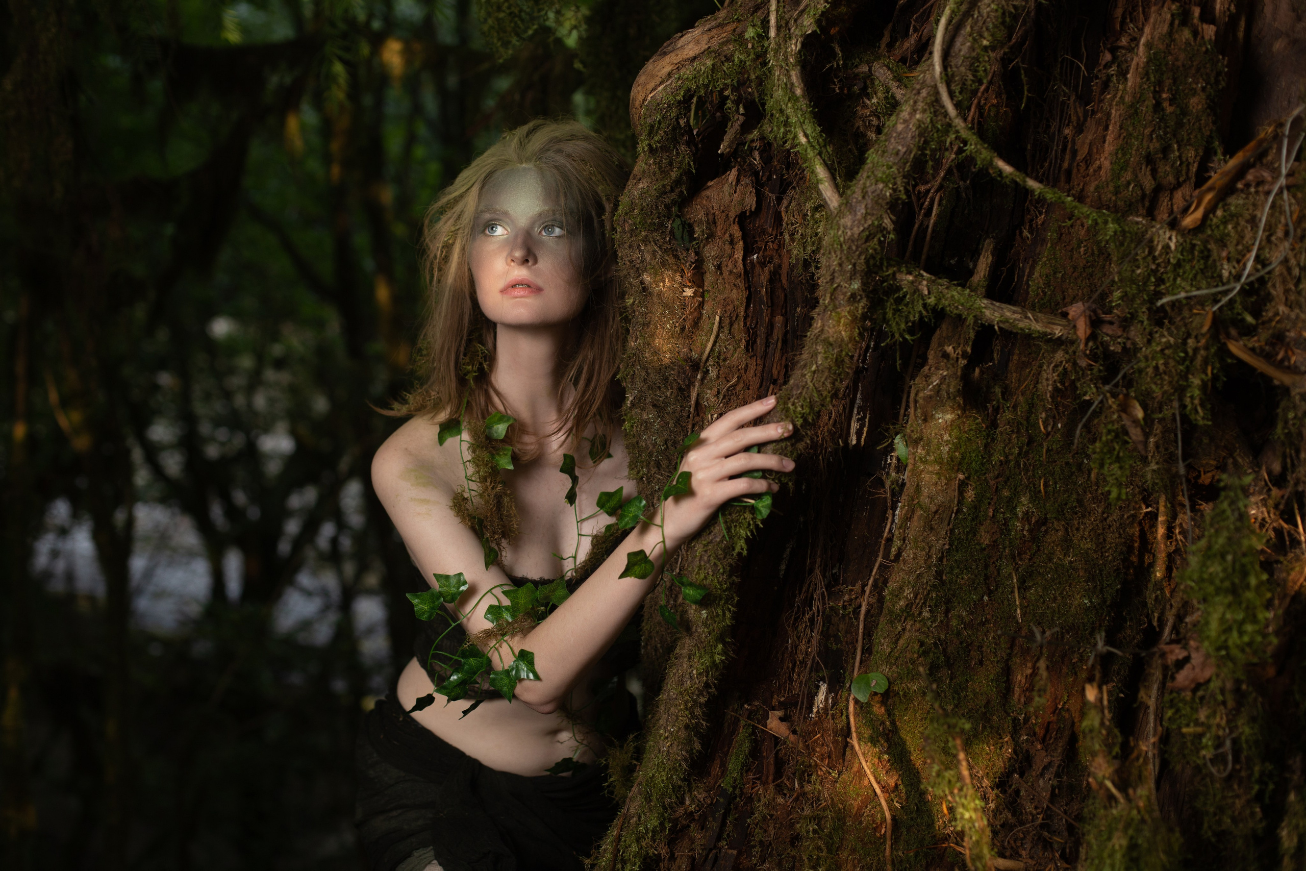 Концептуальная съемка в Сочи на тему экологии: дриада в лесу находит единичный мусор, но в течение времени погрязает в нем, окутана мусором. Предметный и фудфотограф в Сочи Дарина Погодаева