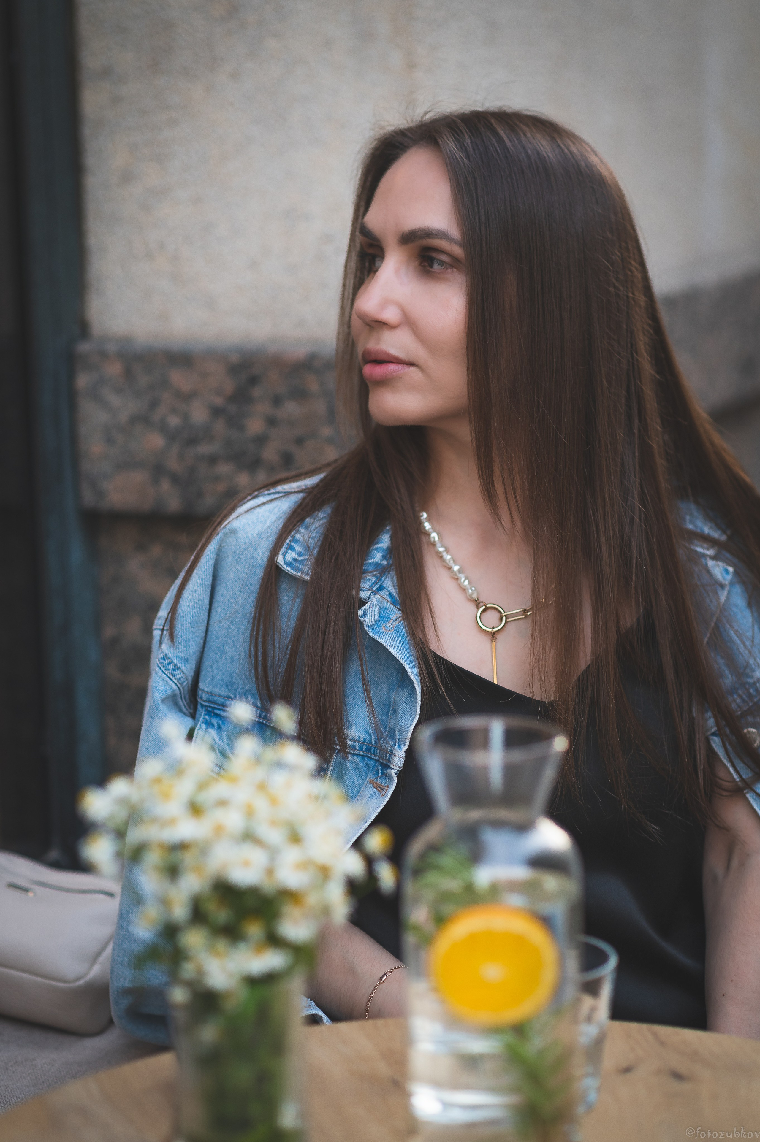 Девушка  в кафе на Патриарших прудах