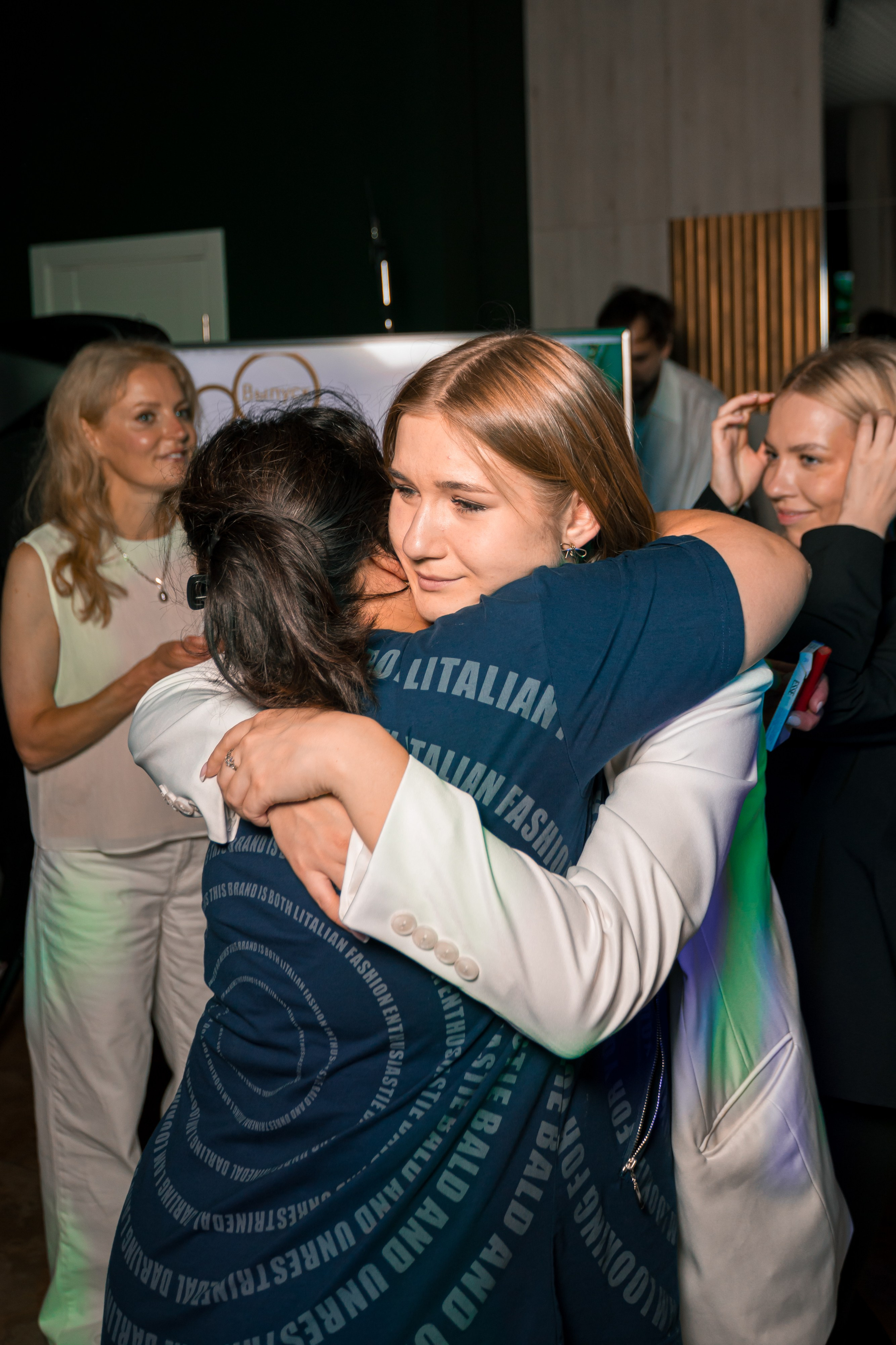 НА МНЕ ЛЕНТА «ВЫПУСКНИК»