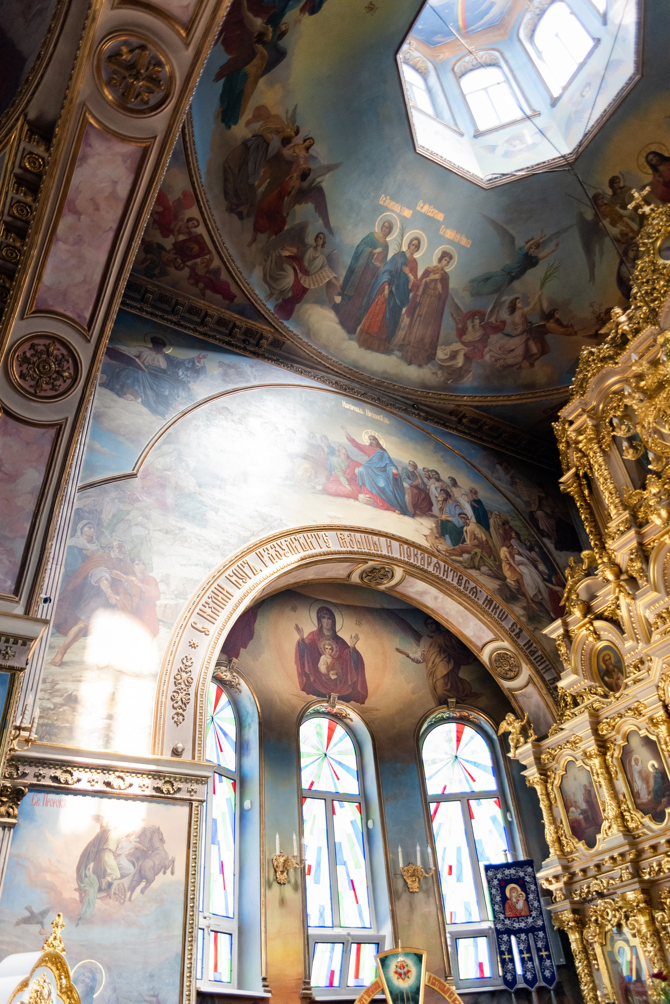 Купол, витражные окна и роспись стен православного храма в Краснодаре