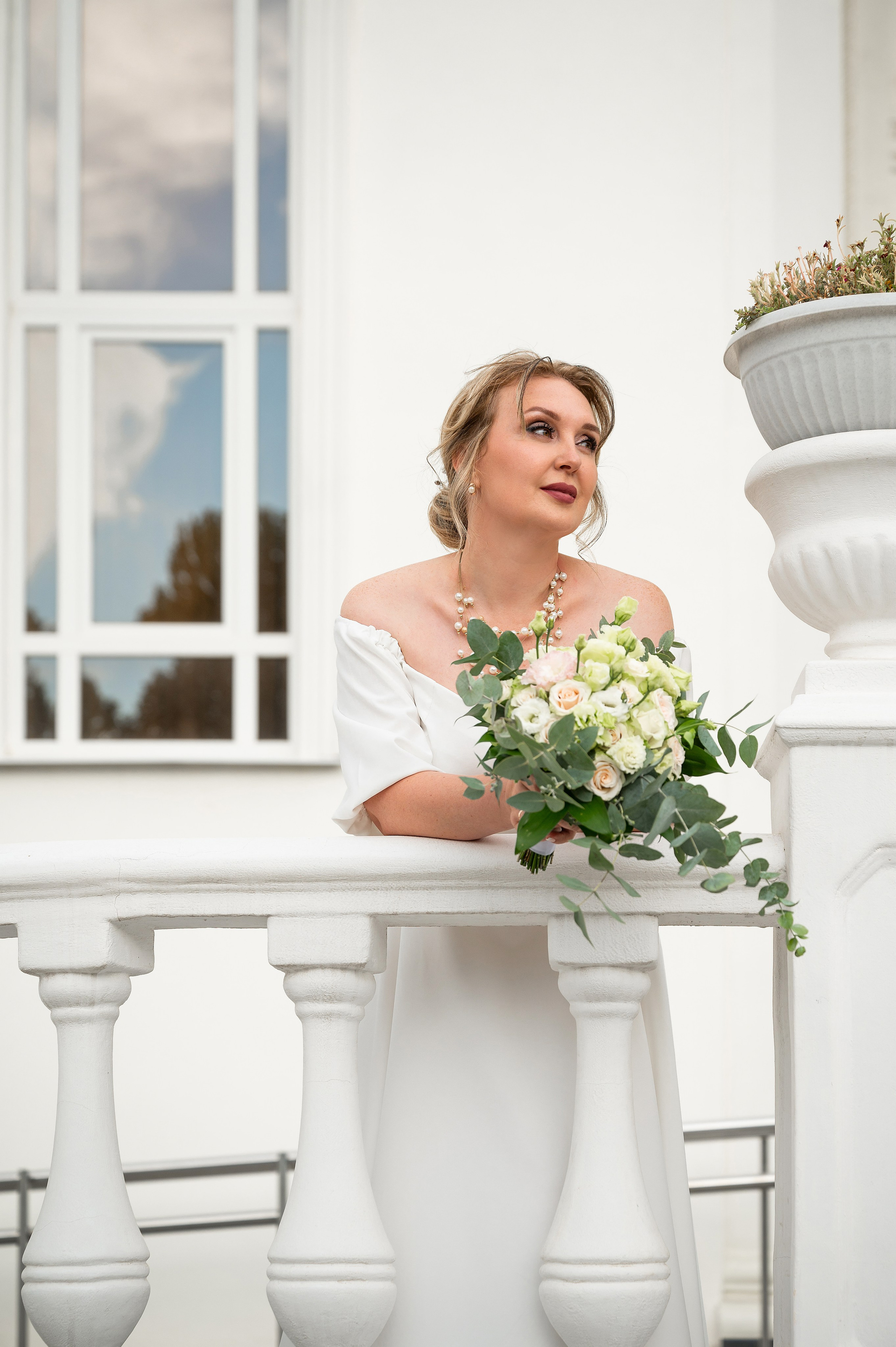 Романтичное фото невесты с цветами на белом балконе в Краснодаре