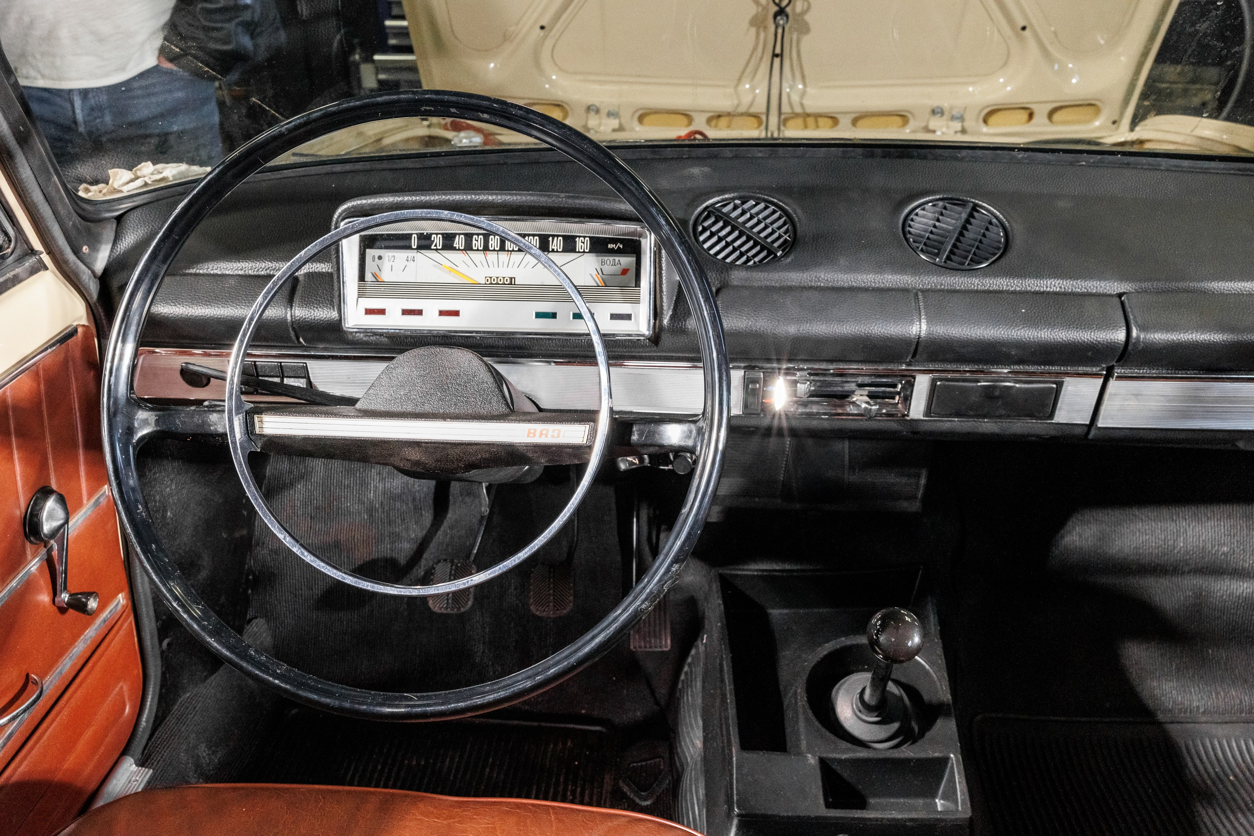 Автомобильная фотосъемка ВАЗ 2101 после реставрации в Бюро "Наследие"