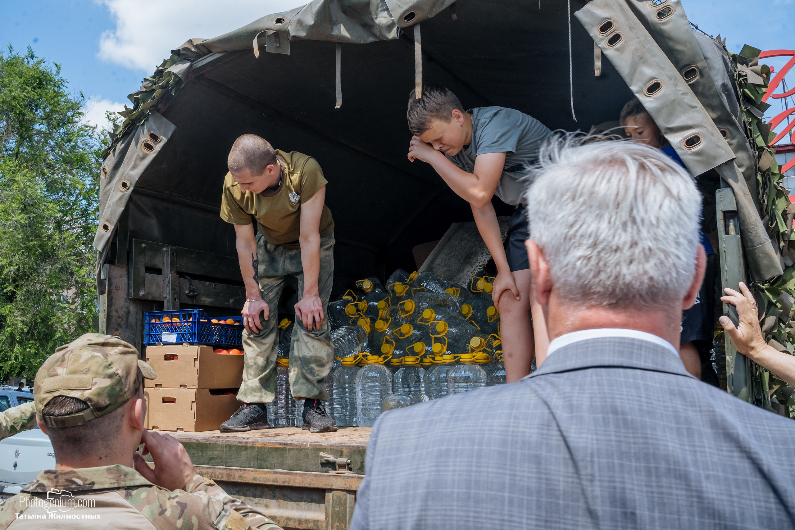 8 июня «Патриоты из Курска» сбор гуманитарной помощи у кинотеатра «Родина». Фотограф Нижний Новгород Татьяна Кейод