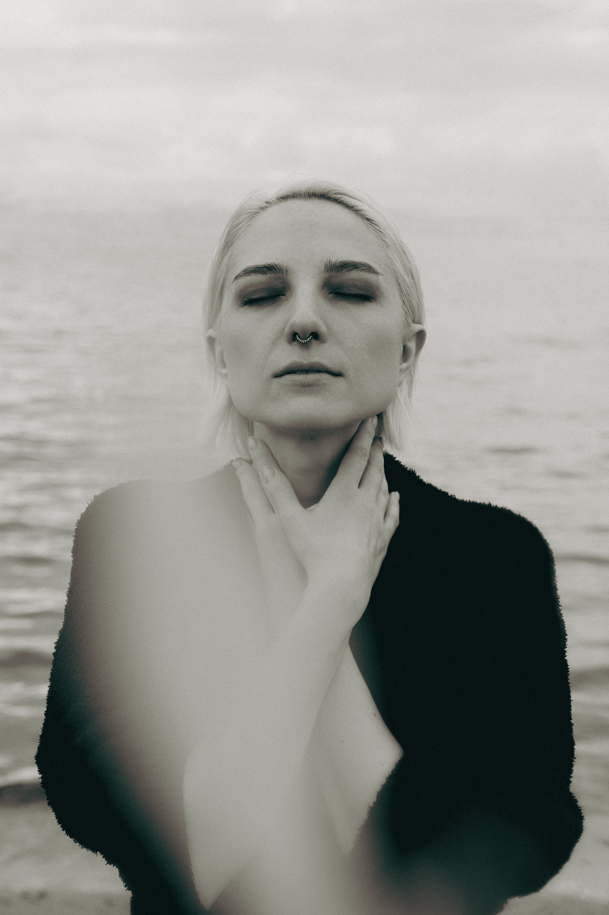 Черно-белый портрет женщины, творческая фотосессия, портретный фотограф Ирина Подборская, Санкт-Петербург