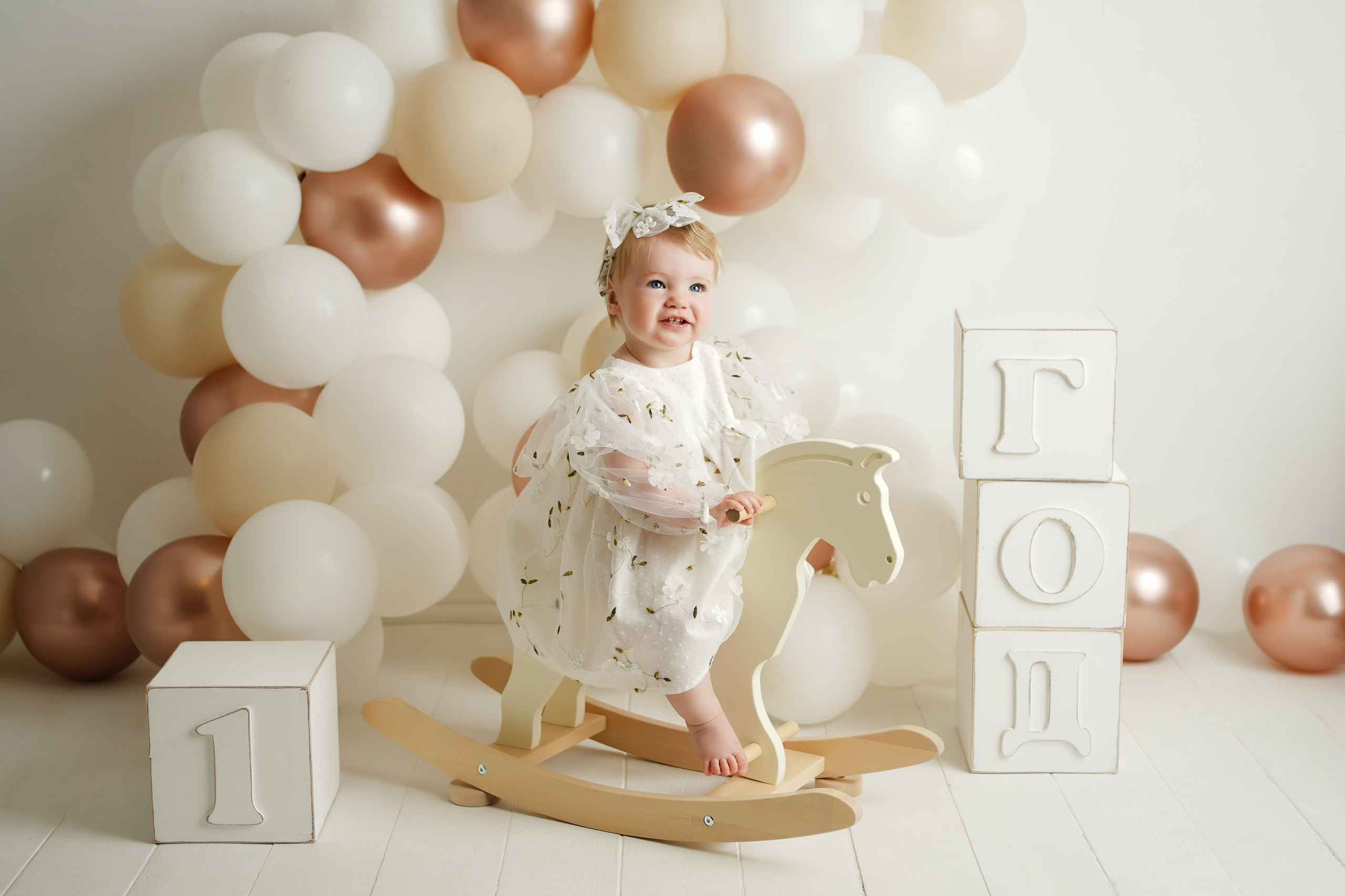 Красивое оформление из шариков на фотосессии Первый годик  было подготовлено в студии.