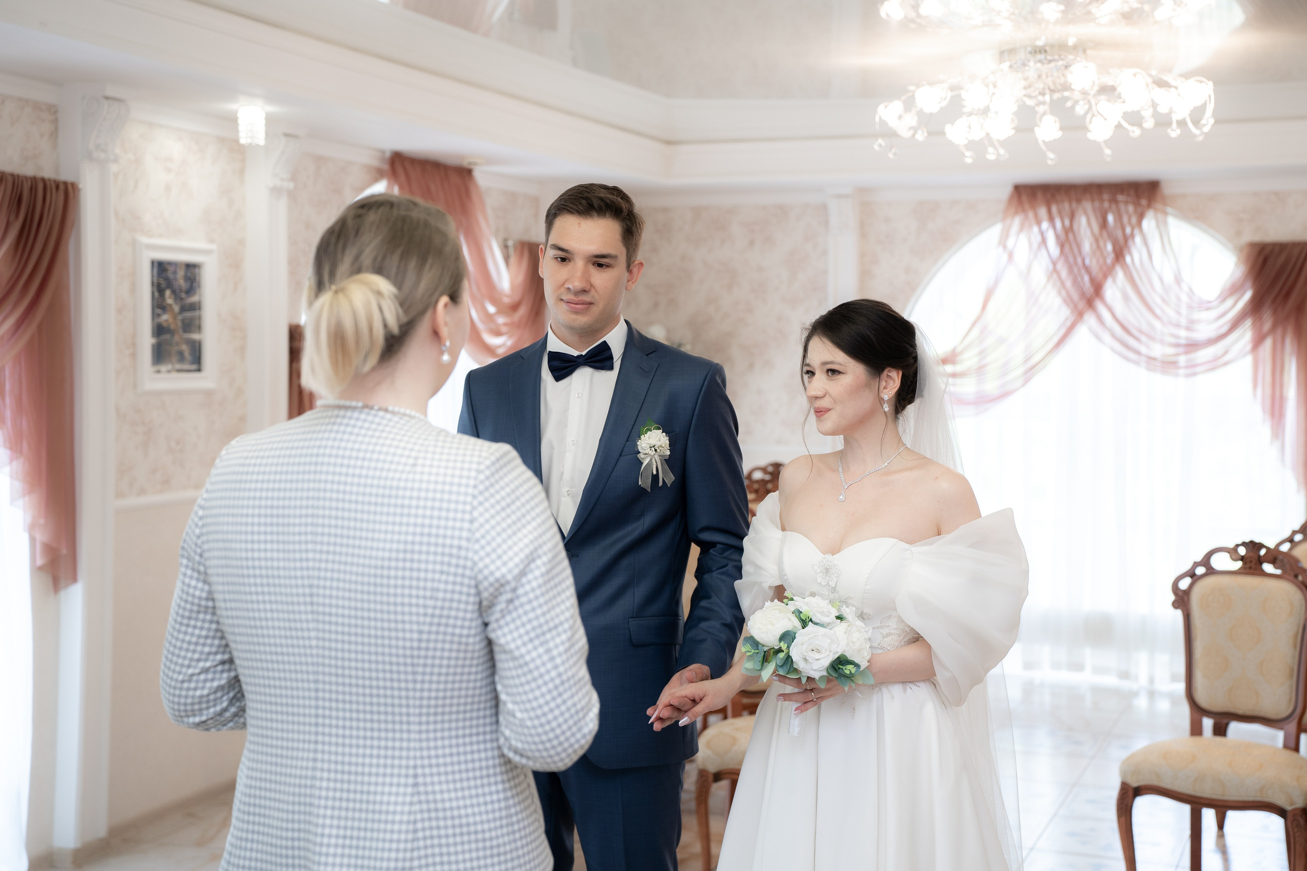 Свадебная фотосессия в ЗАГСе Петергофа. Свадебный фотограф Александр Невский в Санкт-Петербурге