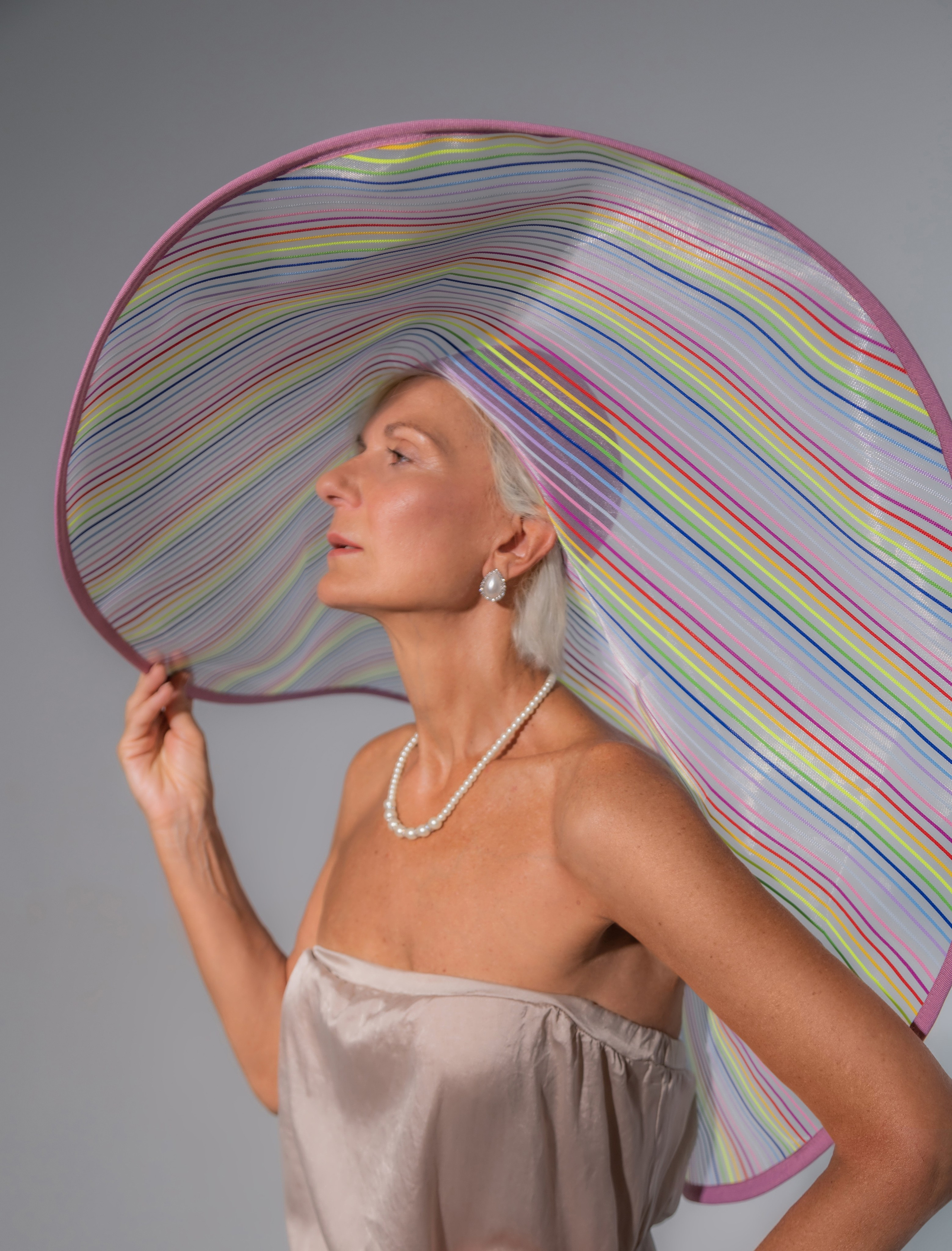 Модель Ольга в дизайнерской шляпке. Портретный фотограф в Москве Екатерина Богдасарова