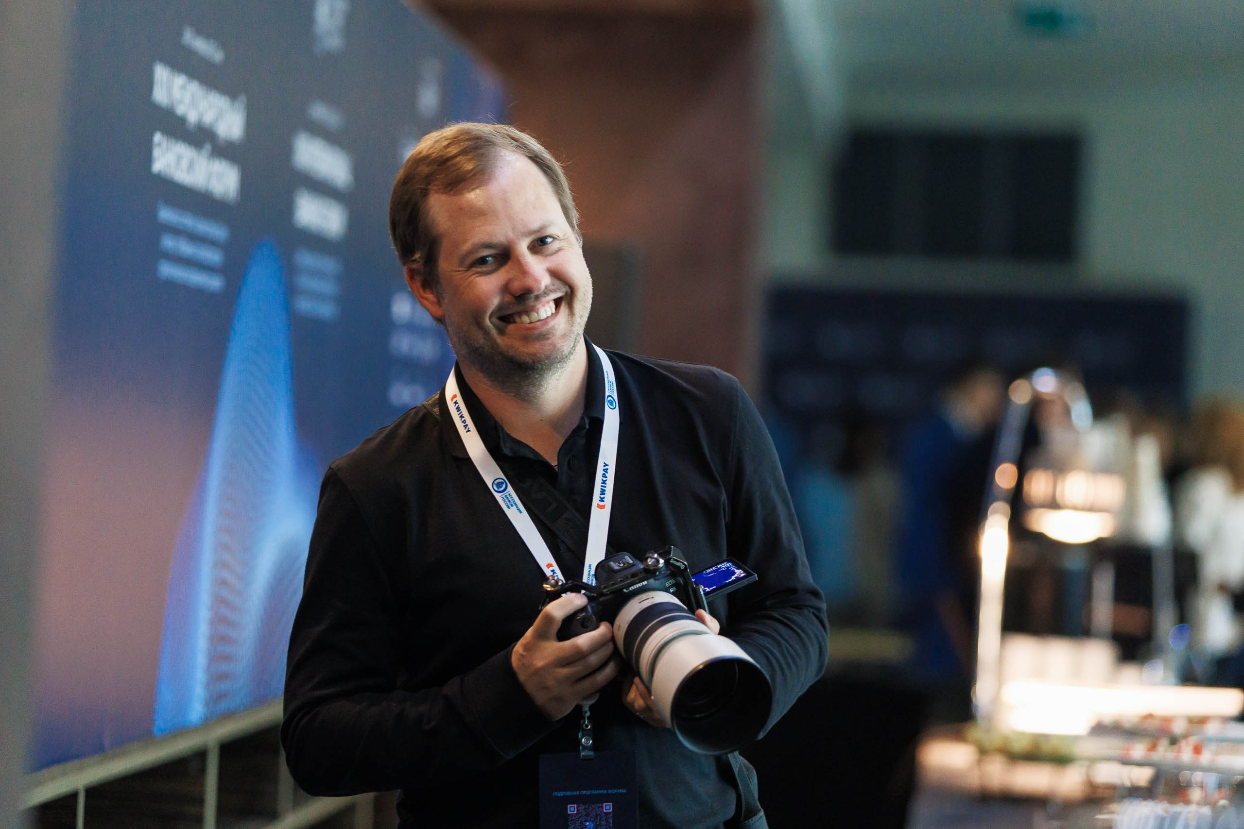 Соцсетей пост от фотографа о банковском форуме, репост на платформе