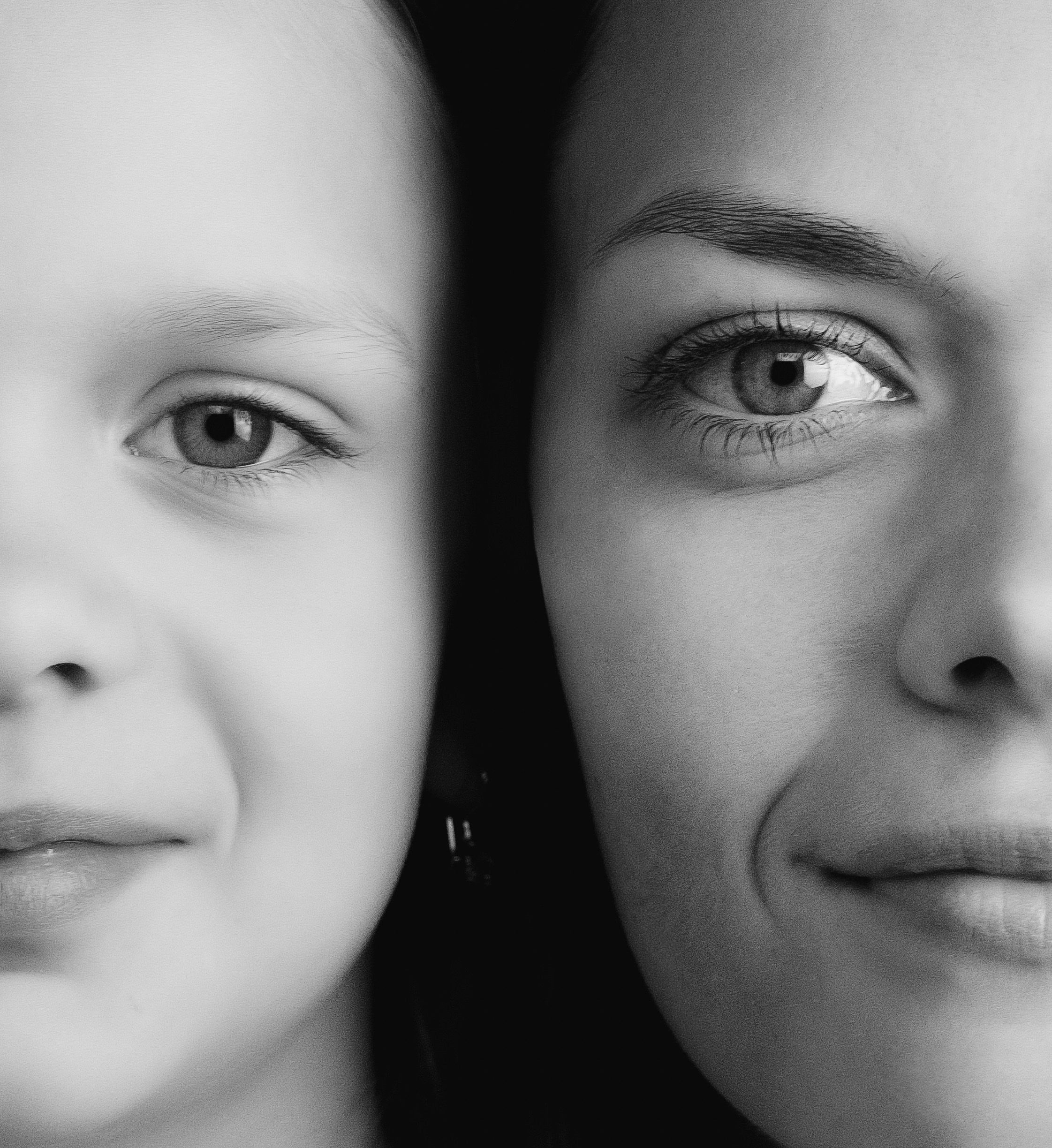 Портрет улыбающихся матери и дочери крупным планом