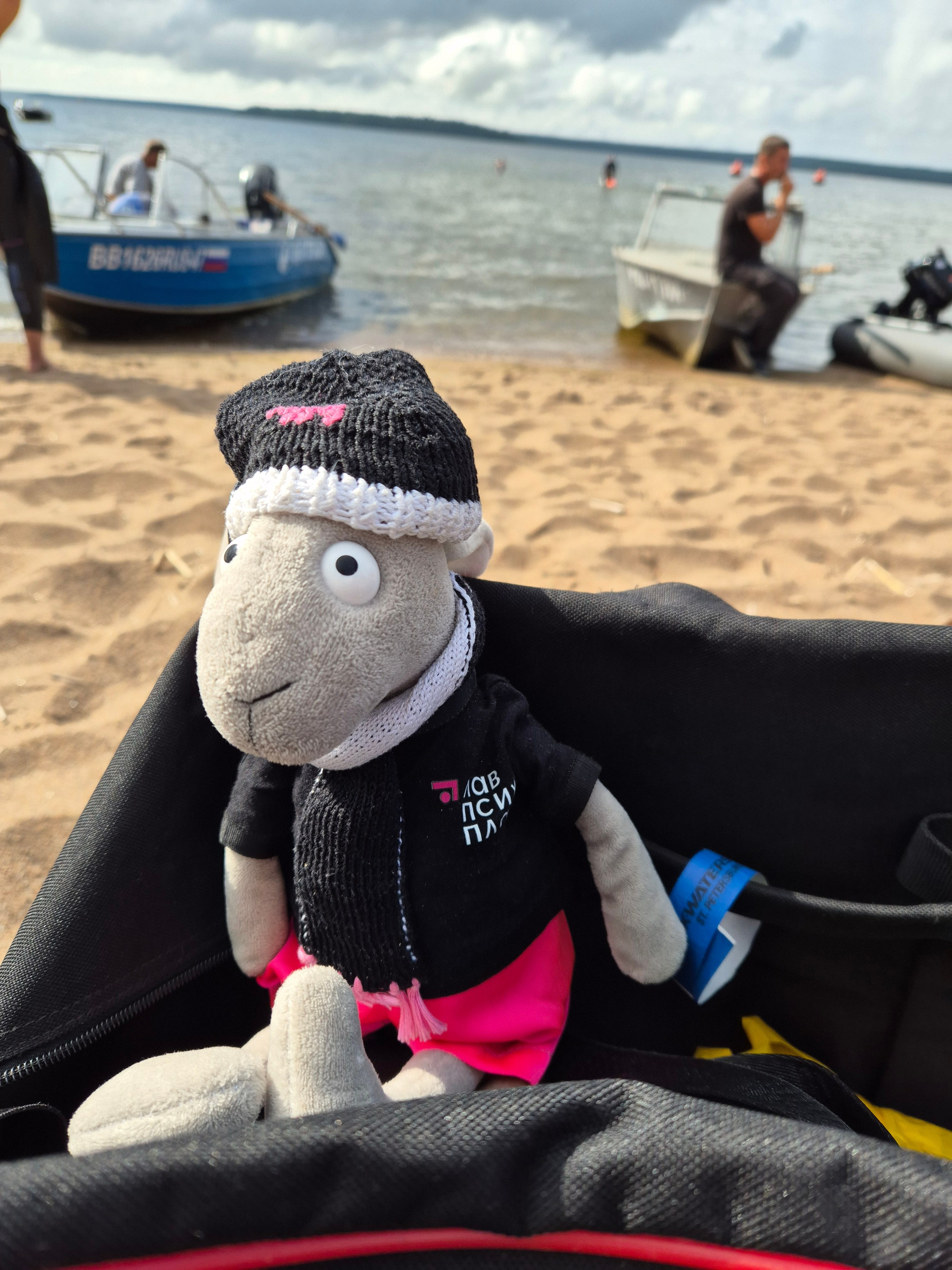 Ночевали в мини-гостинице "Маяк" 3*. Идеальная гостиница - кровати удобные, кондей, холодильник, кухня на этаже, завтраки. Просто, роскошно по меркам Приморска, а главное - до точки старта 3 минуты пешком!!!