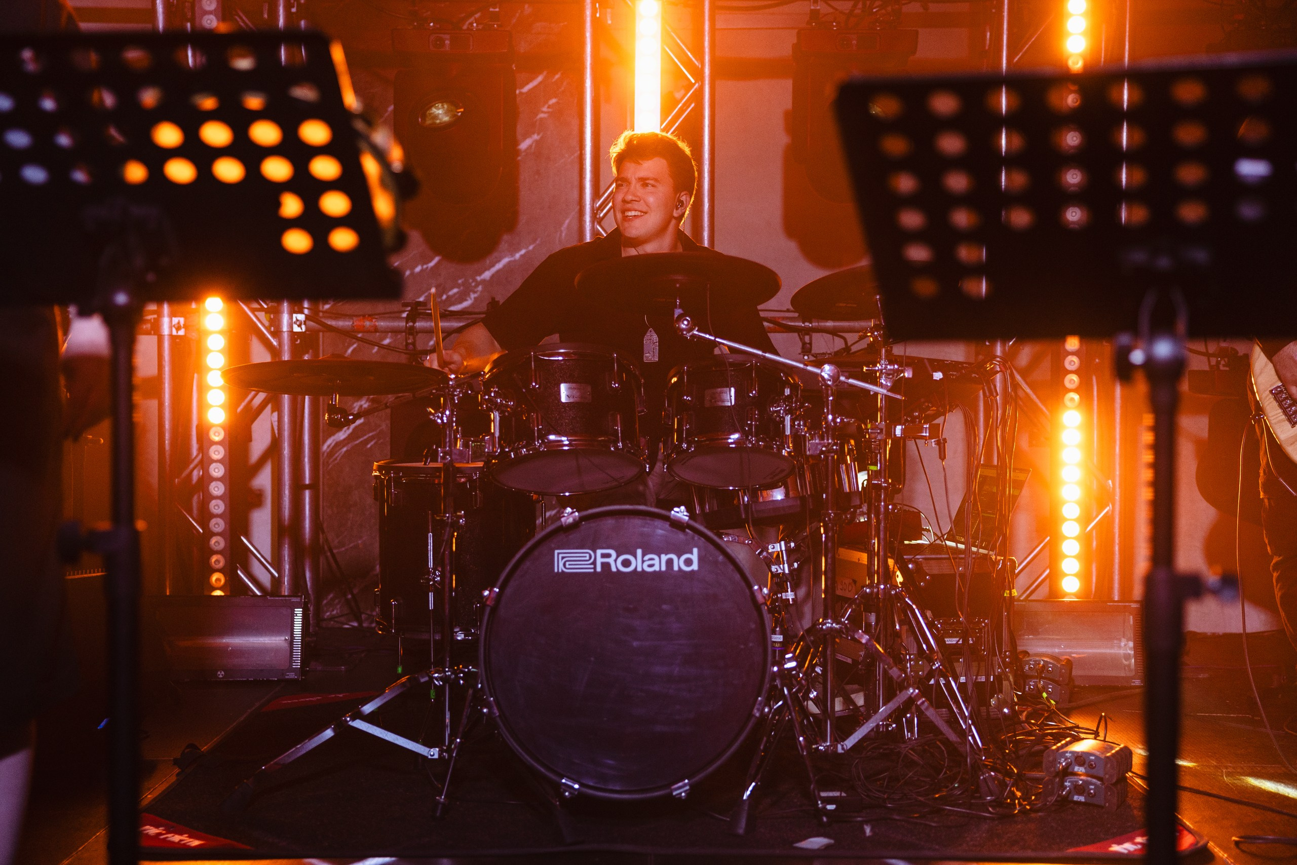 Здравствуйте! Я свадебный фотограф из Ульяновска, работаю в том числе по всей России и с выездом за границу. Снимаю свадьбы, lovestory, корпоративы, светский репортаж. Провожу обучение по фотографии, мастер-классы и воркшопы для других фотографов.