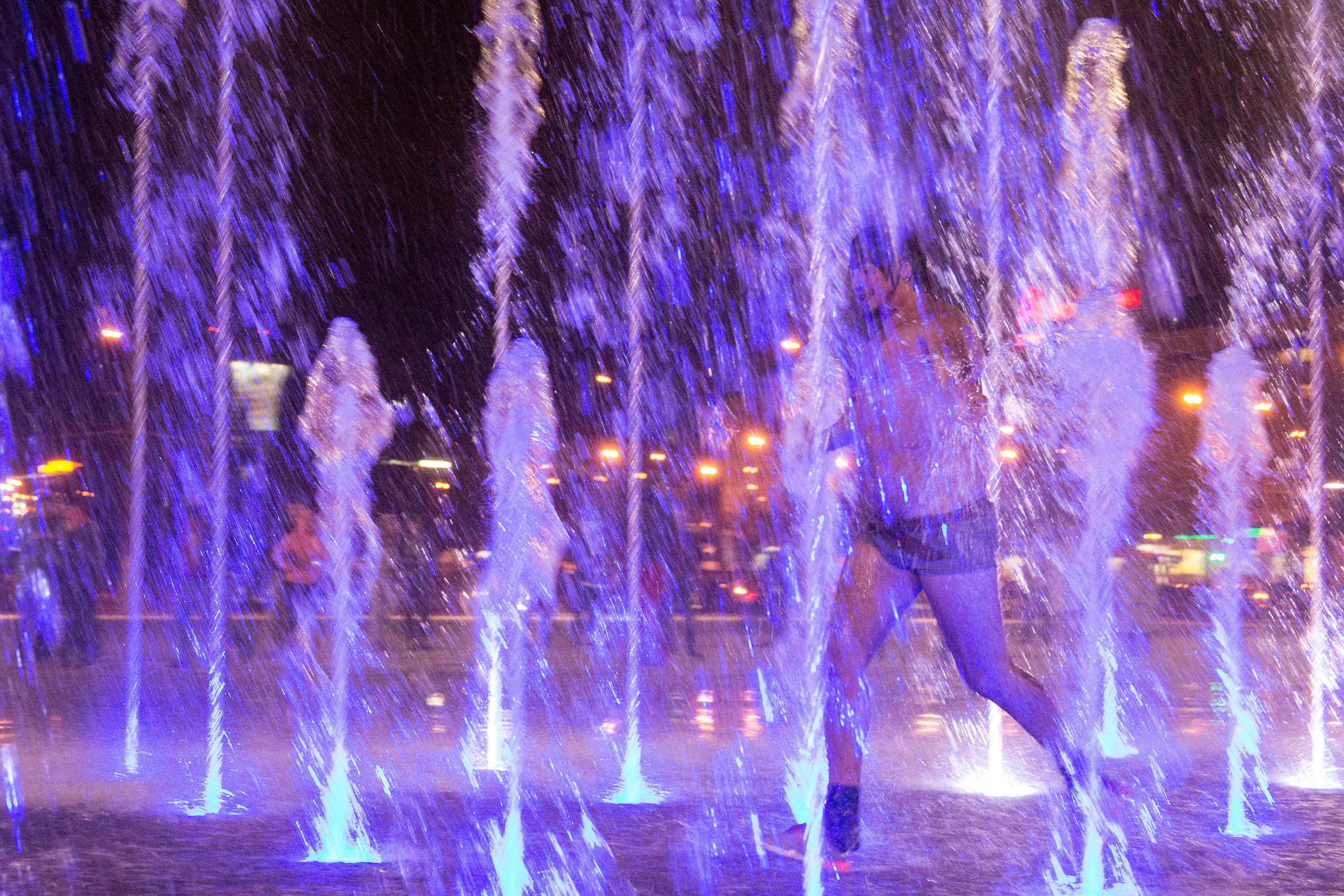 Фотосессия в фонтане. Фотограф Пермь. Фотосессия в фотостудии Перми и на свежем воздухе