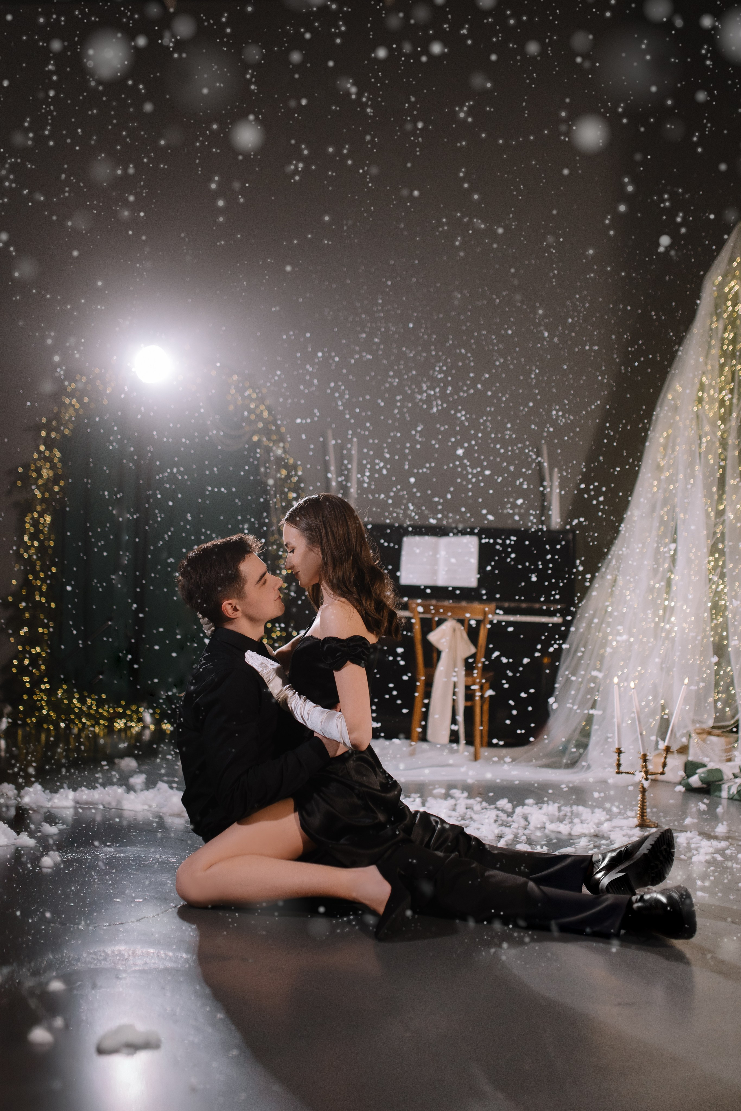 Зимняя фотосессия пары с падающим снегом при свечах. Фотограф и видеограф в Мурманске, Москве Екатерина Нечаева