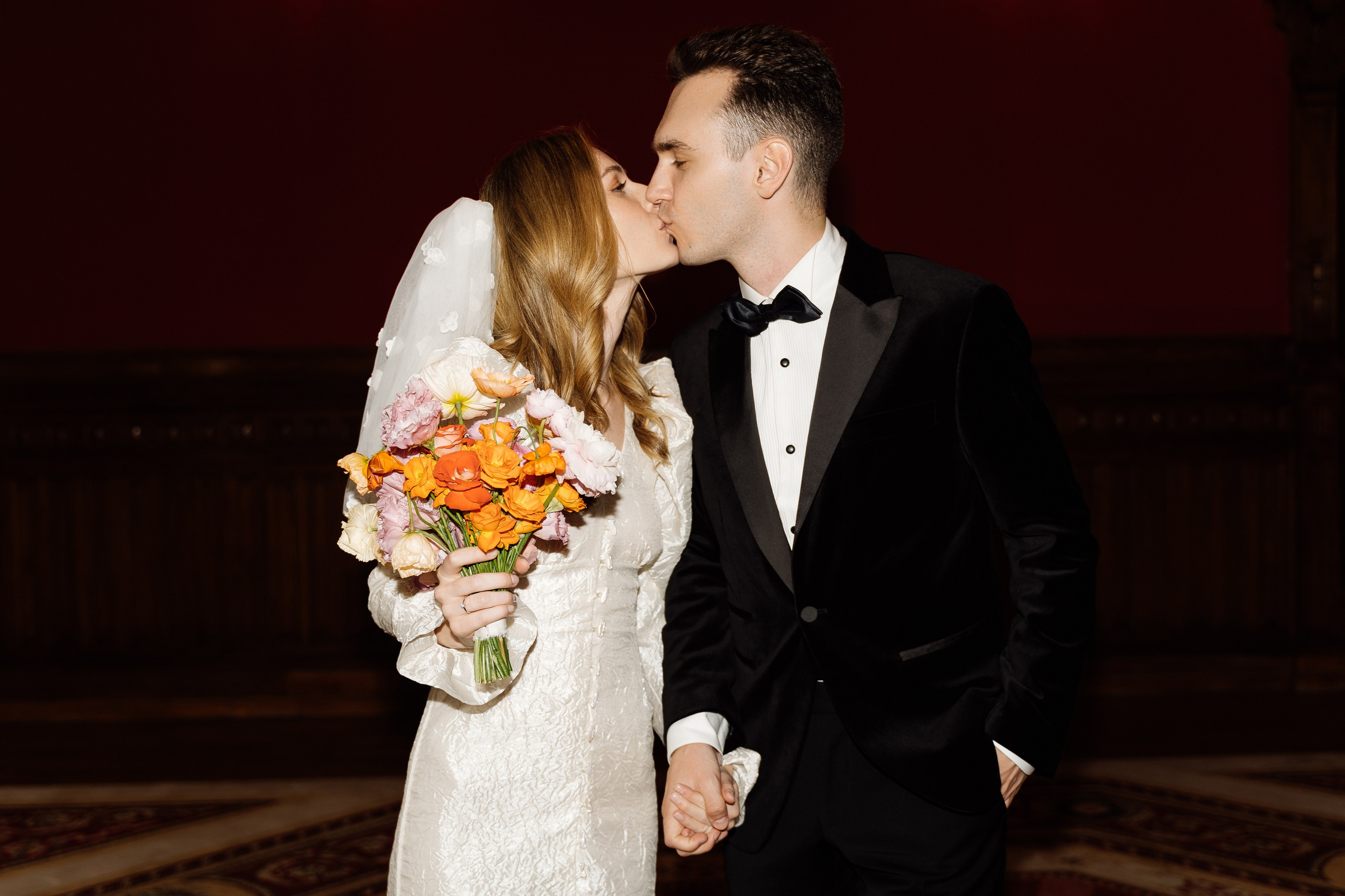 Камерная свадьба на фонтанке в сезонах. Свадебный фотограф организатор в Санкт-Петербурге Ассоль Опарина