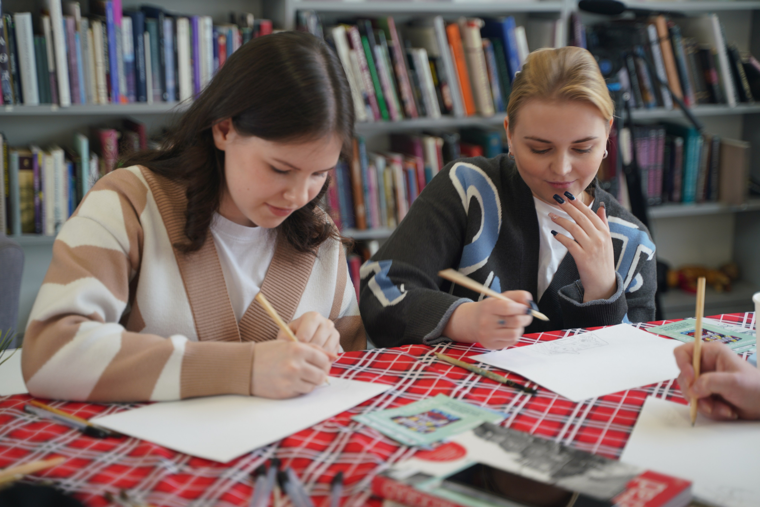 Съемка мастер-класса на открытии выставки Александра Белугина «Малка Верея» в Билиотеке иностранной литературы. Портретный и репортажный фотограф Наталья Горобец
