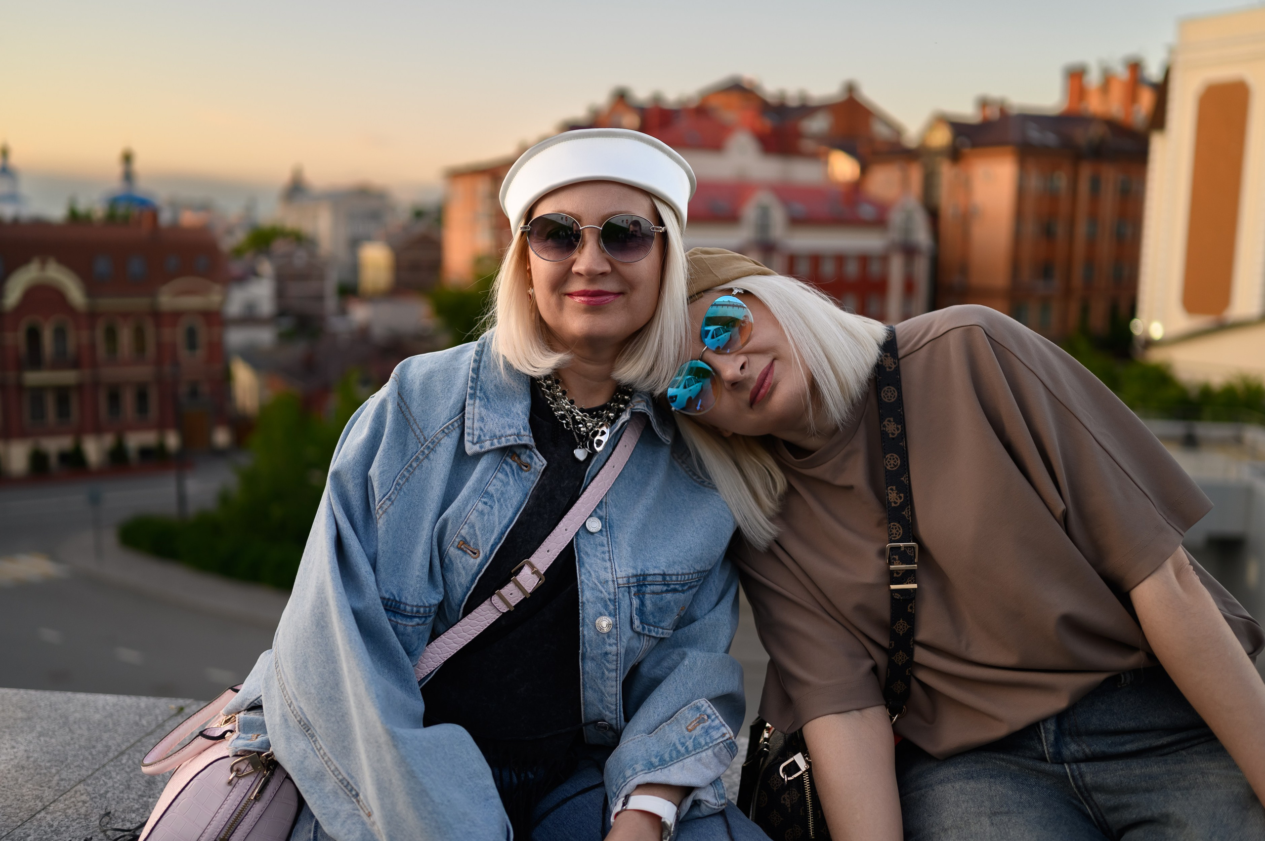 Туристическая прогулочная фотосессия сестер в Казанском кремле