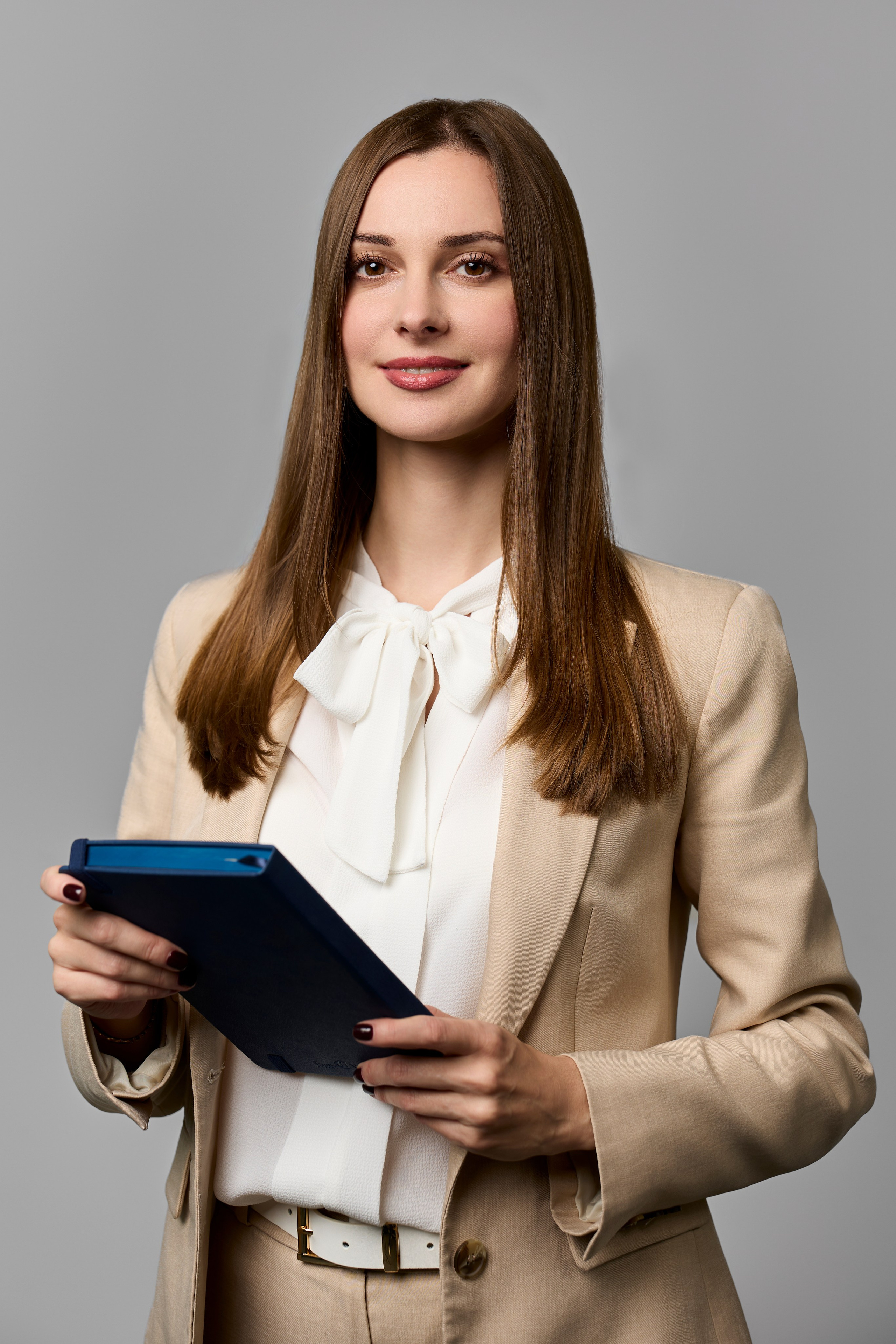 Фотография девушки руководителя компании с книгой в руках в офисе в Москве.