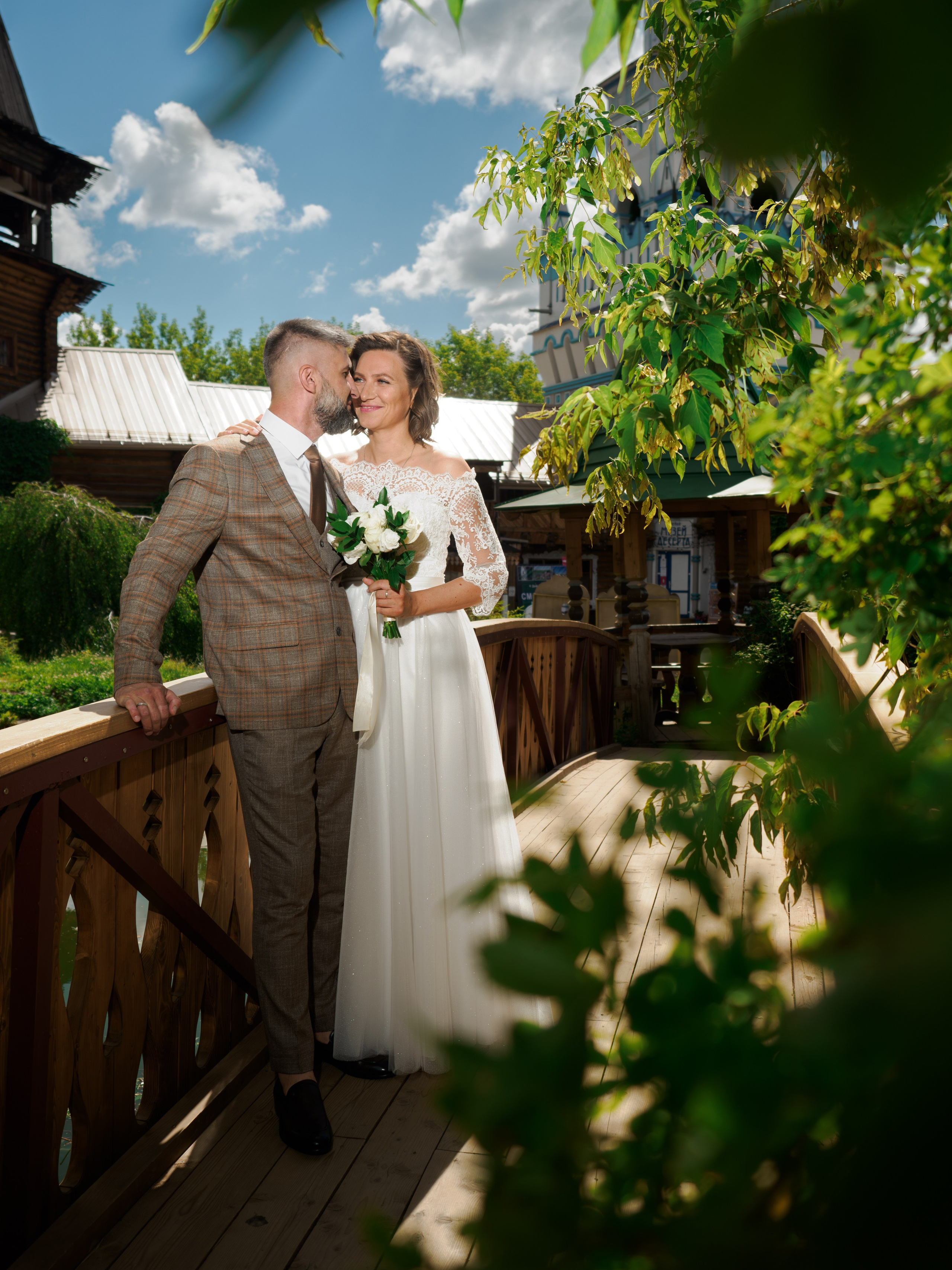 Красивая пара молодожёны на свадебной фотосессии в Москве в Измайловском Кремле