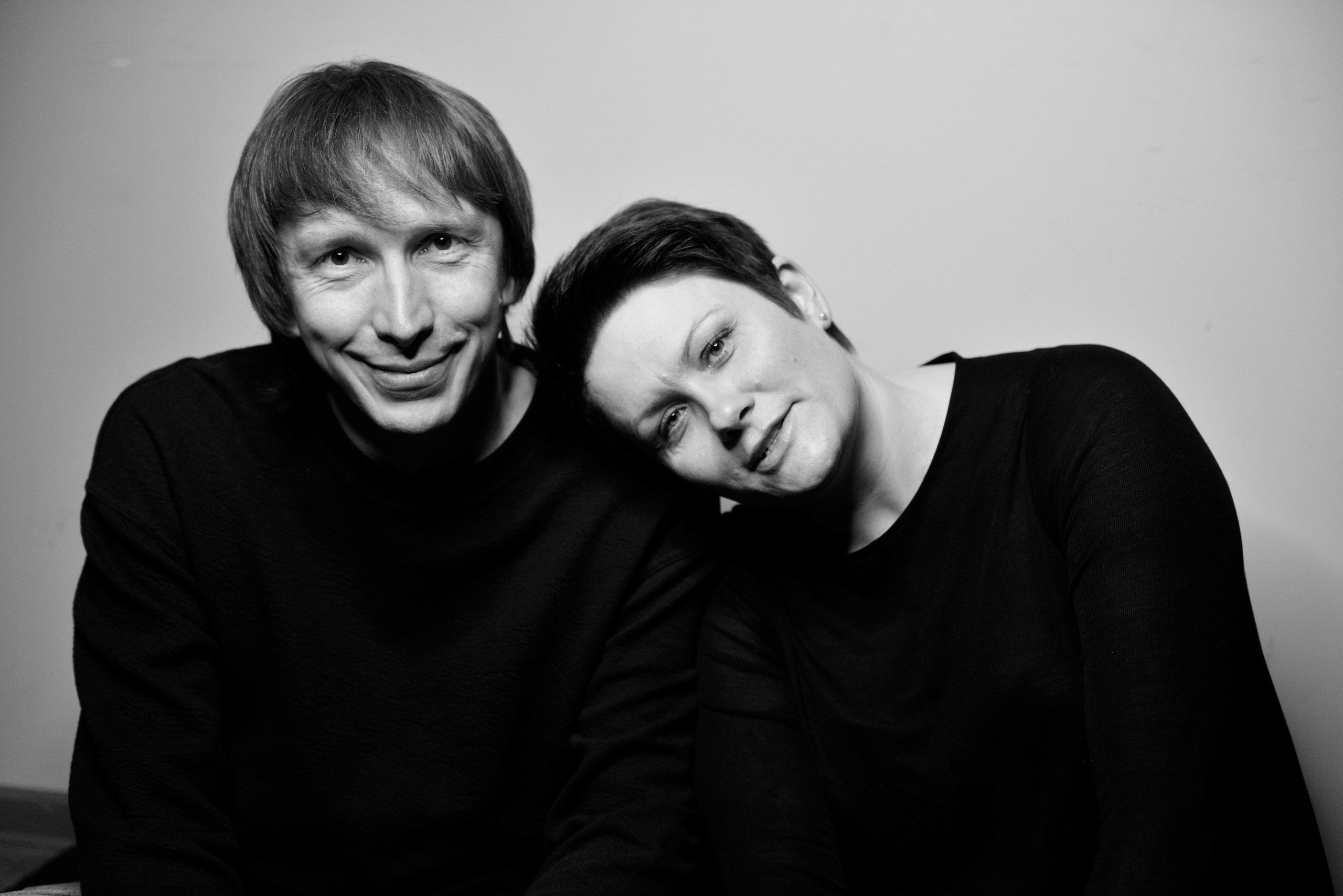 Женщина положила голову на плечо на фотографии. Идеи для съемки пары.