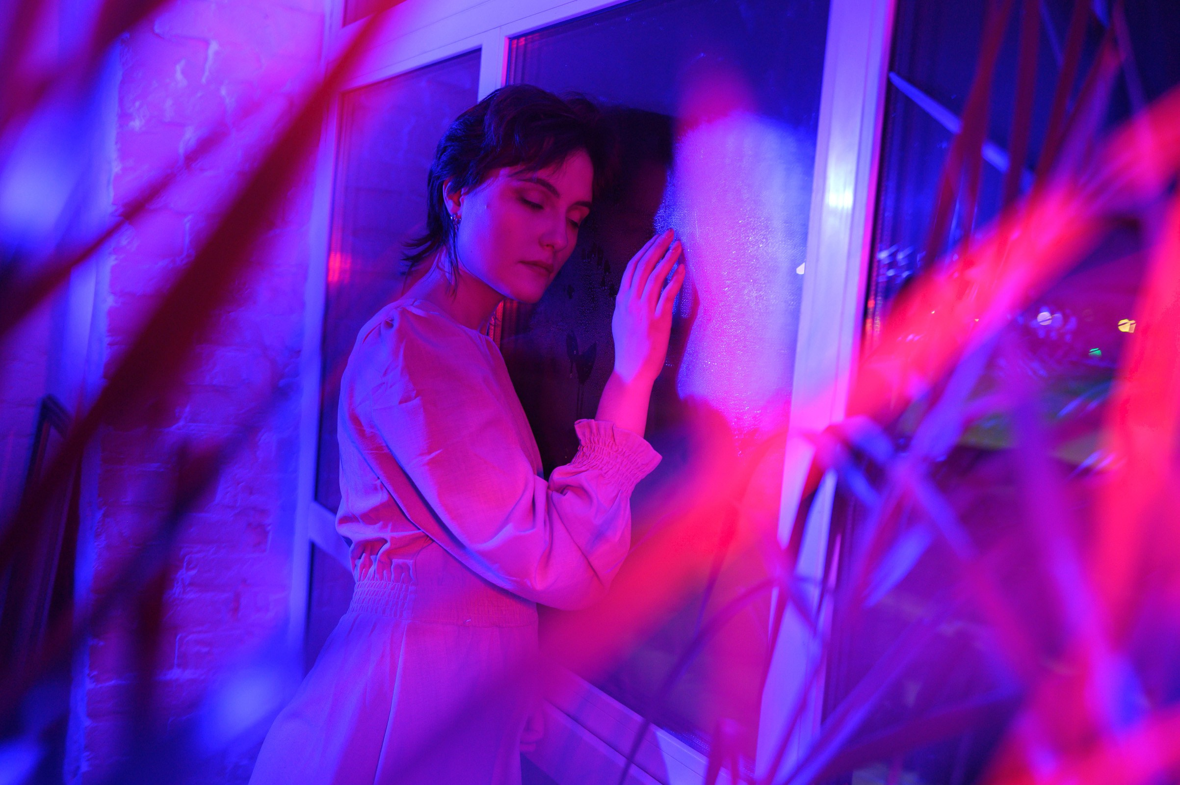 Фотосессия с неоновым светом в интерьере