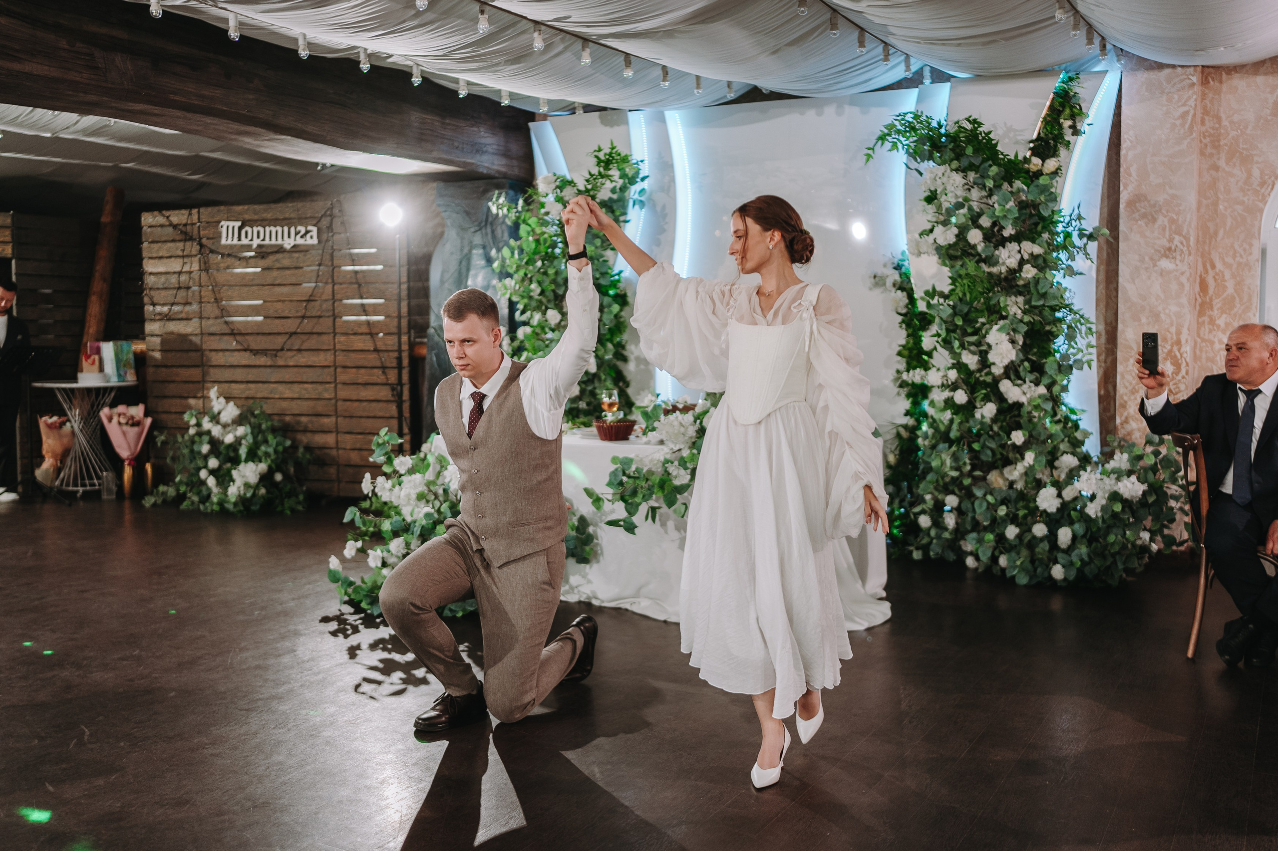 БАНКЕТНЫЙ ЗАЛ ТОРТУГА, ВЕДУЩИЙ АНДРЕЙ ОГНЕВ