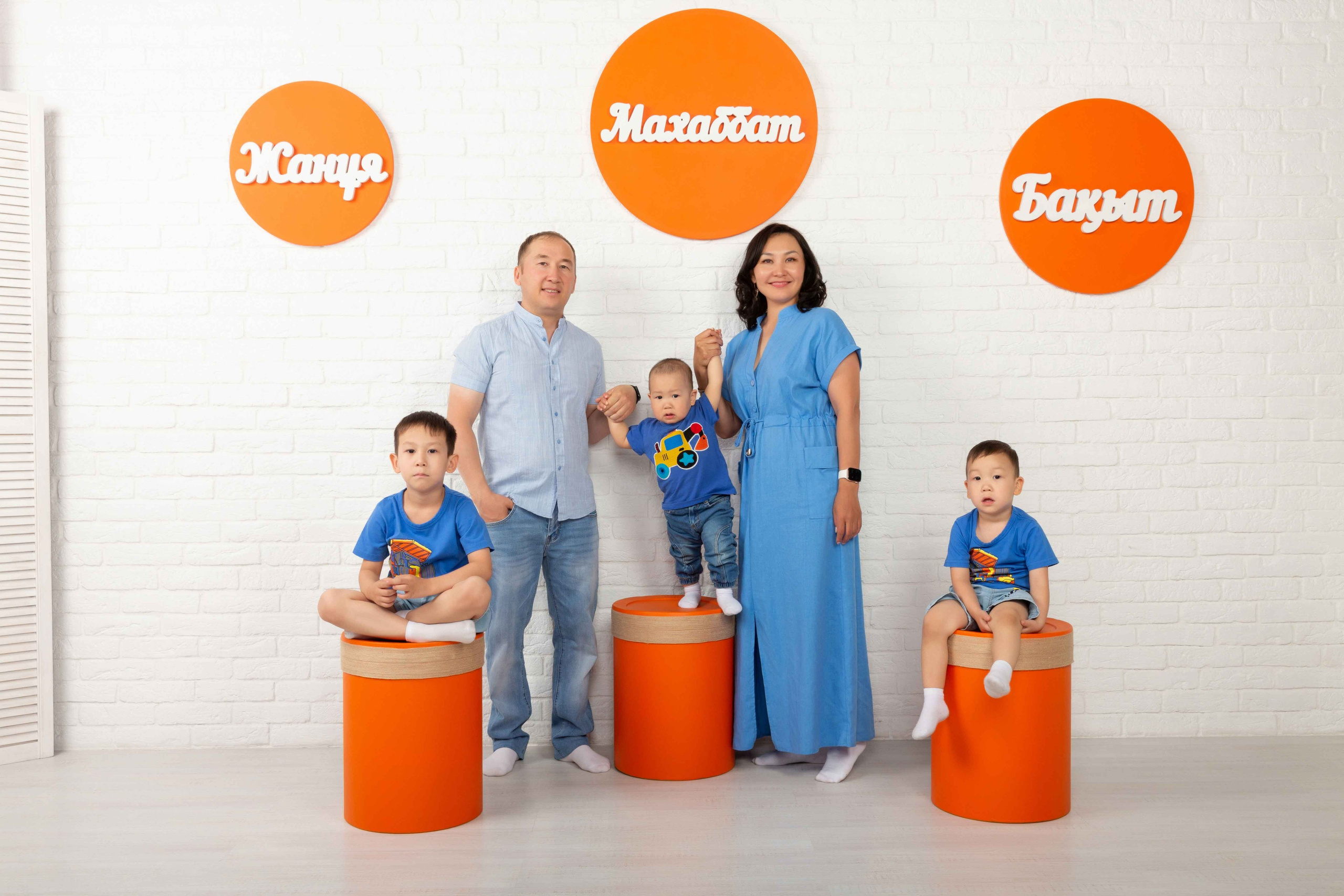 Данагуль и семья. Фотостудия Алматы. Семейная и детская фотостудия Family studio.Фотограф Алматы