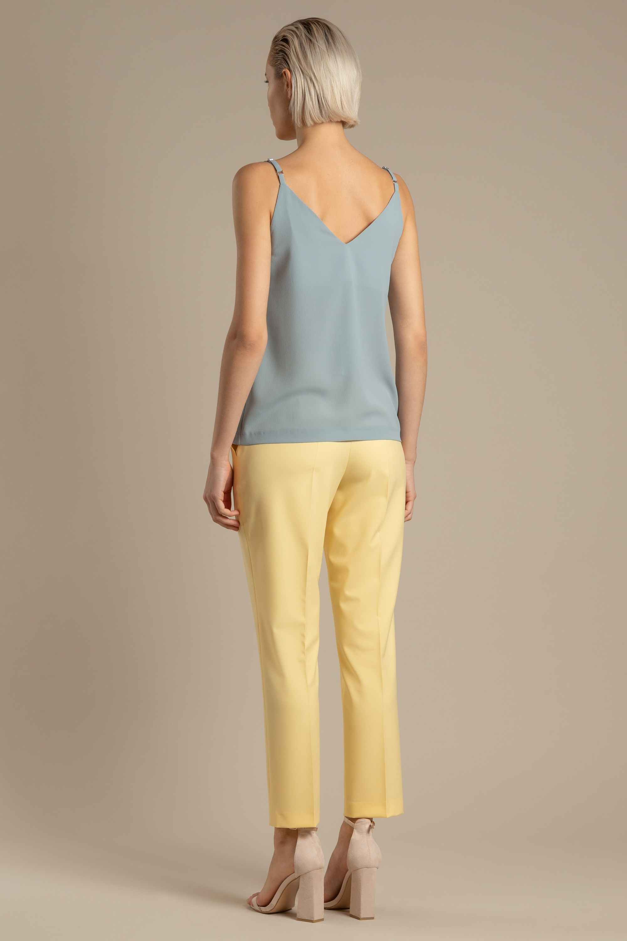 Каталожная фотосъемка на цветном фоне