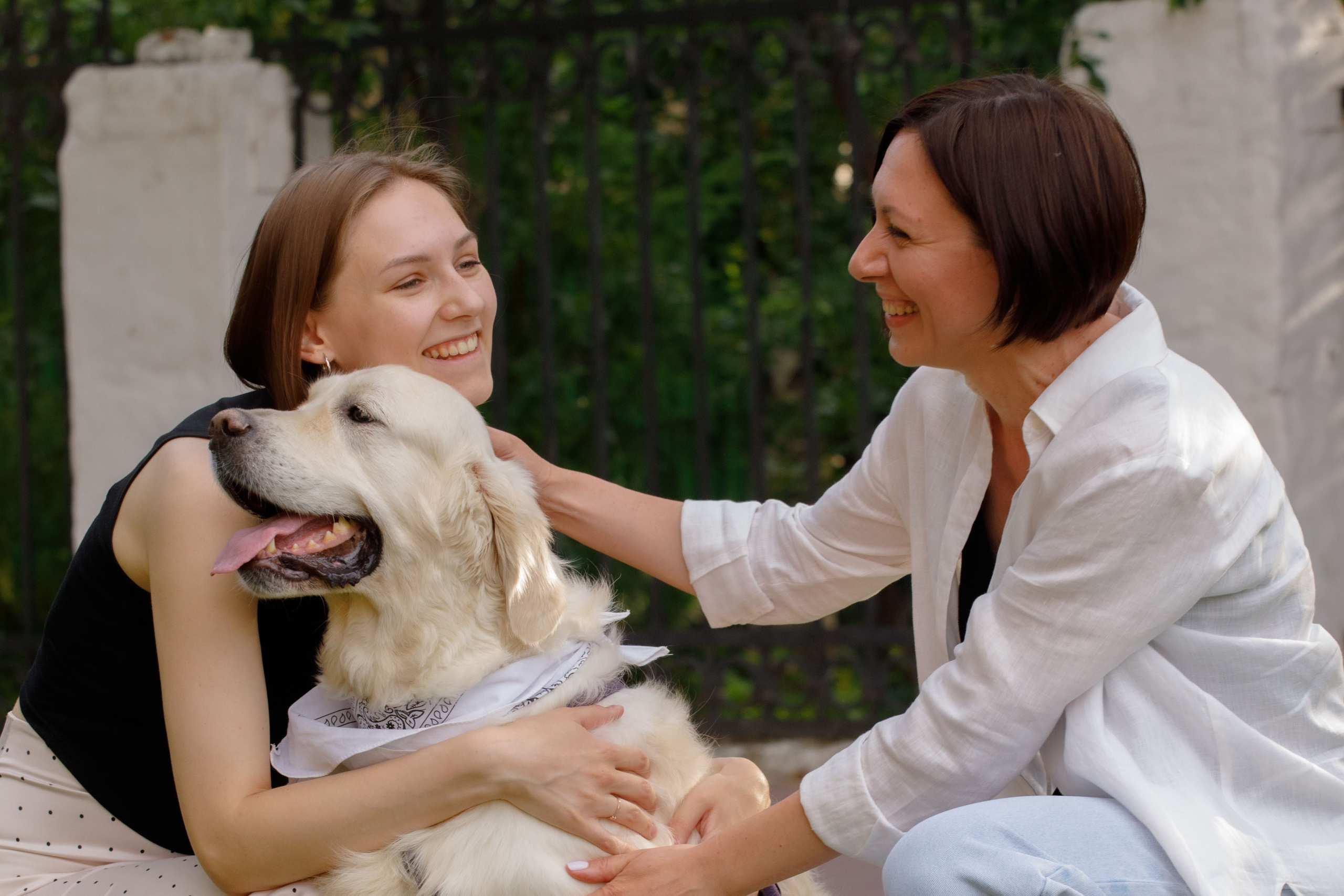 Золотистый ретривер и его хозяки. Фотограф Екатерина Козловская