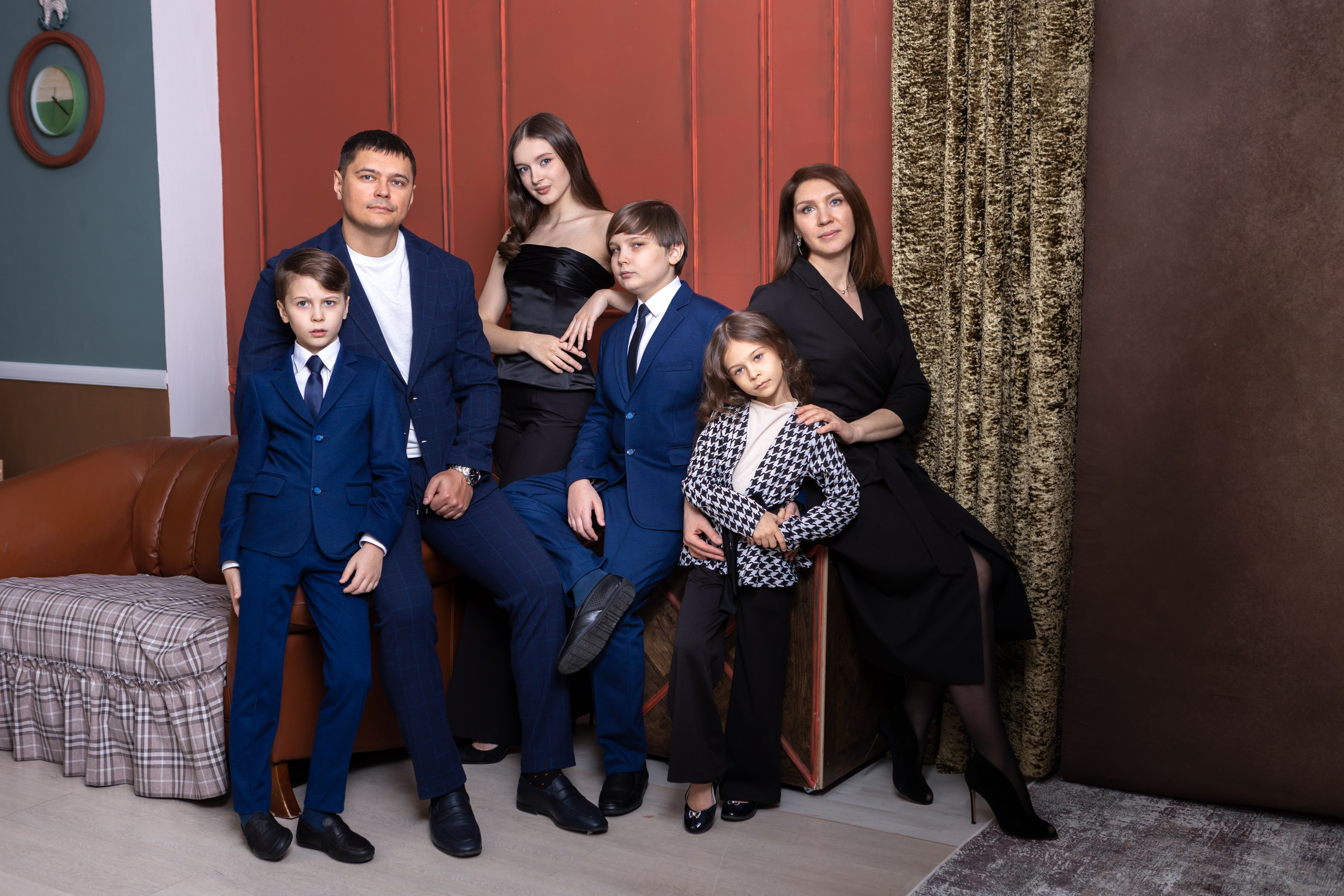 Семейная фотосессия в студии. Фотограф в Оренбурге. Профессиональный фотограф