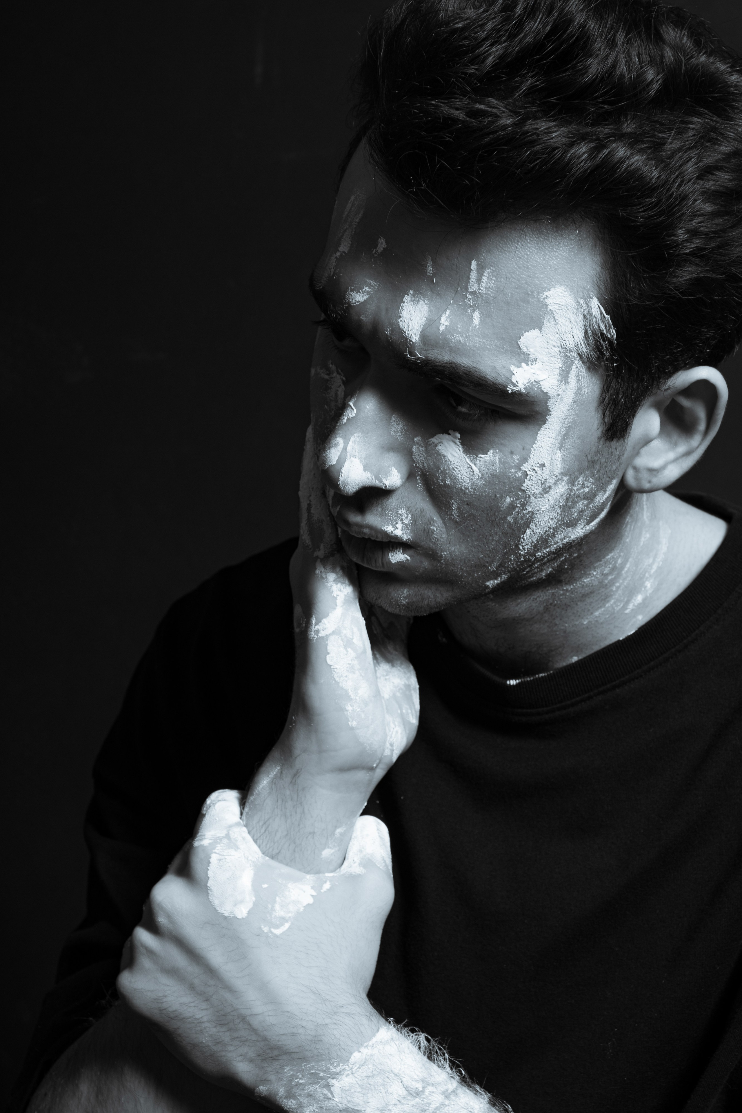 Эмоции. Краска и красные нити. Мари — фотограф и видеограф из Москвы