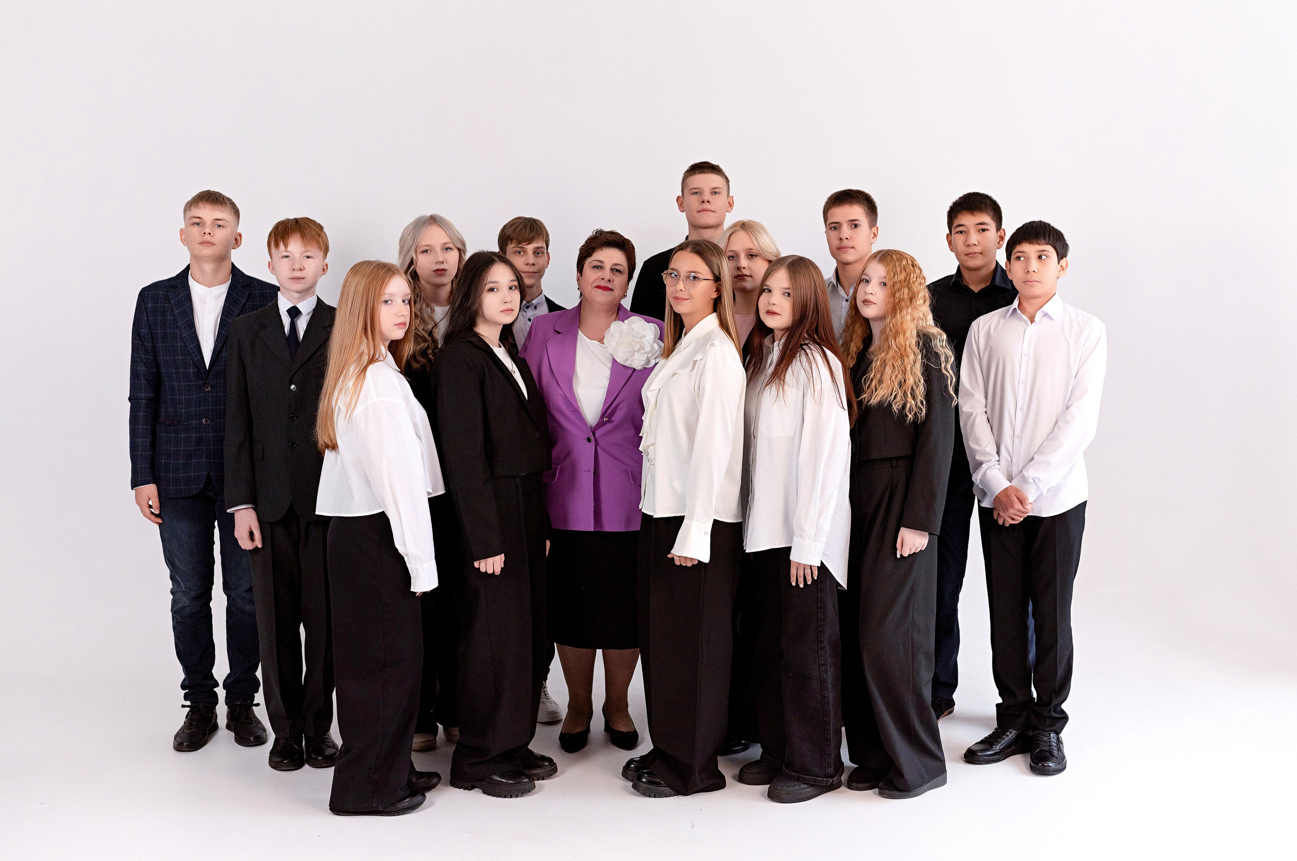 Фотосессия 9 класса в студии Circle для выпускных альбомов в Сургуте