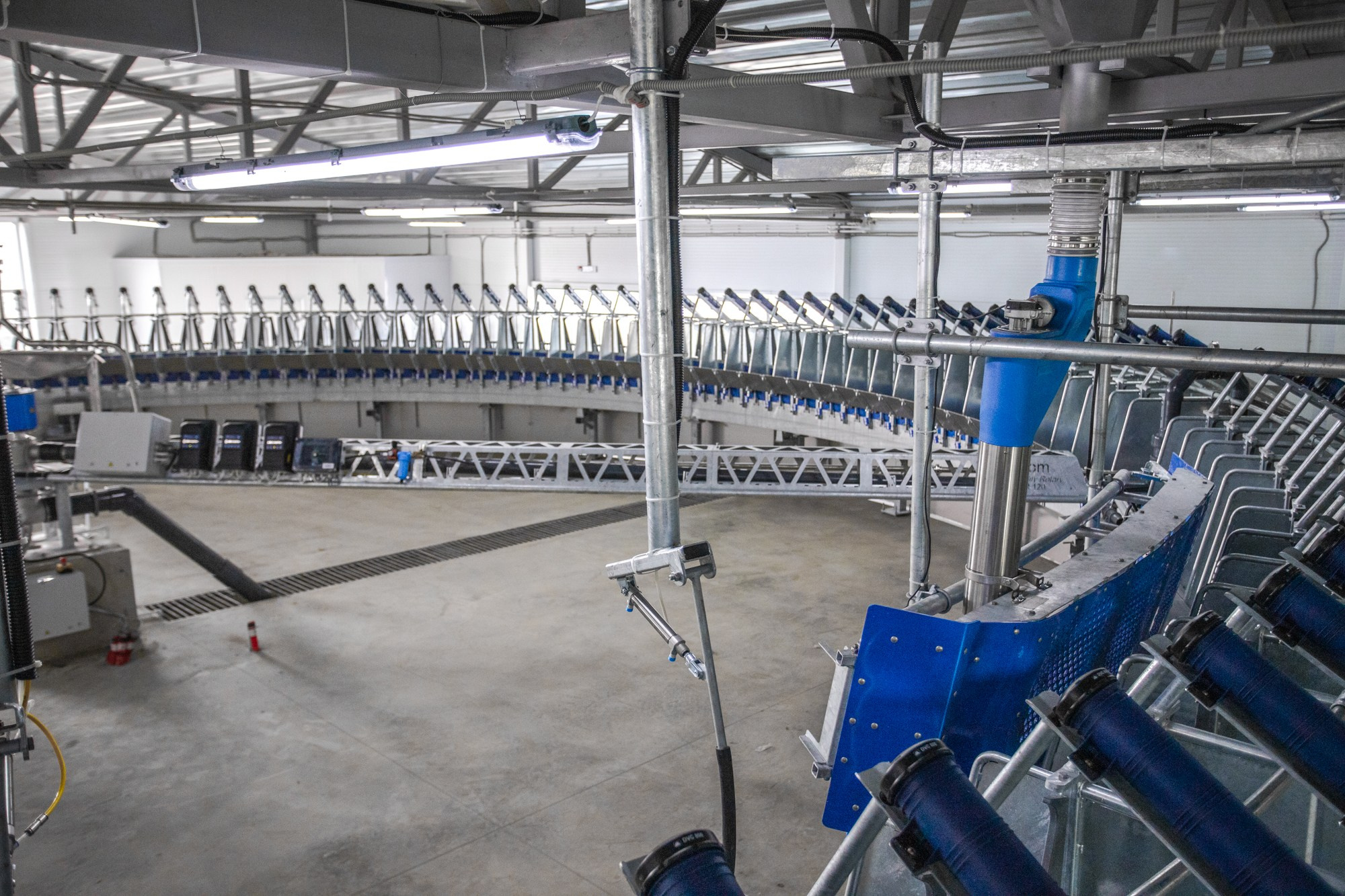 Открытие карусели для дойки скота. Репортажный, промышленный и маркетплейс-фотограф Дмитрий Чернат