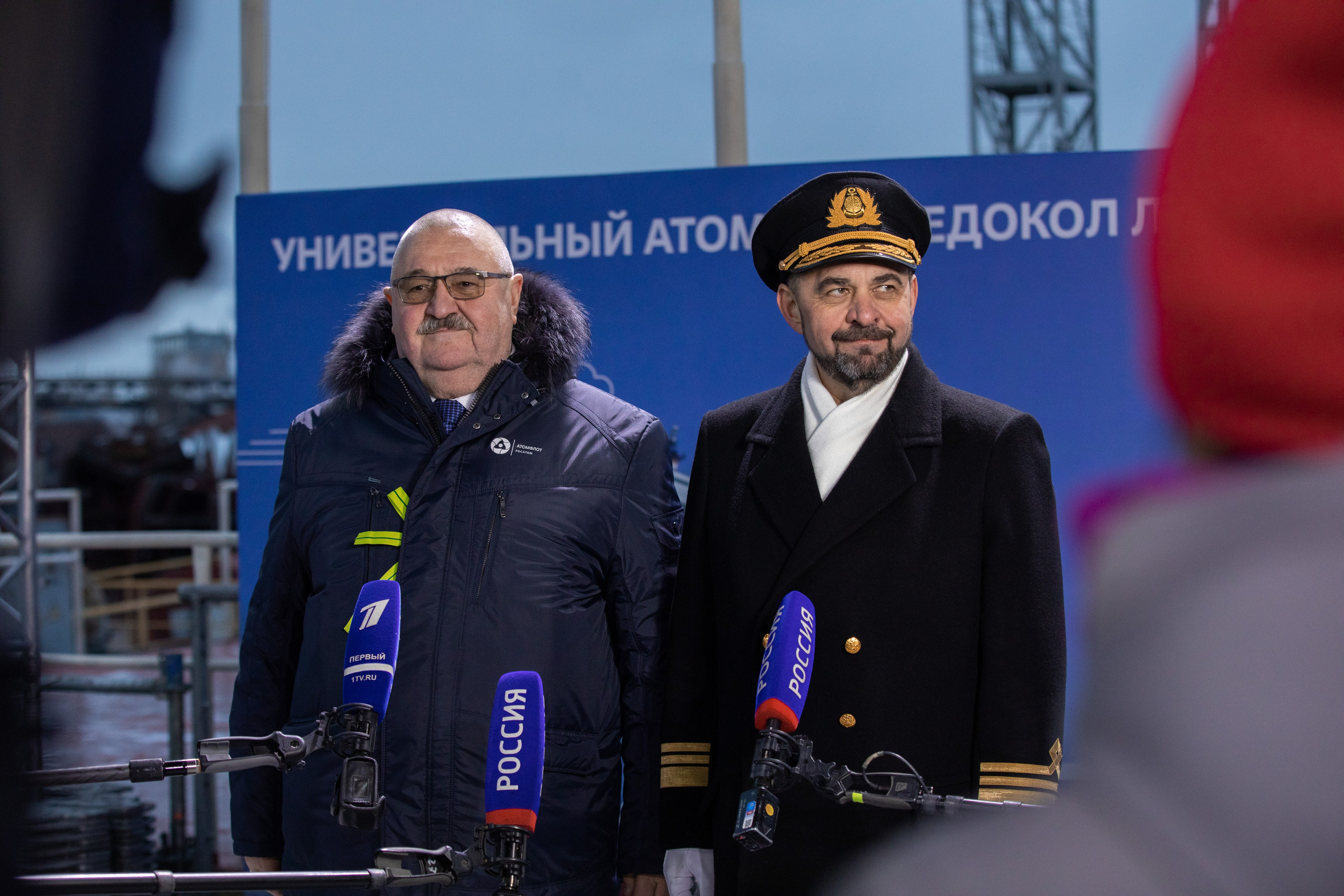 Ирлица Леонид Александрович, генеральный директор ФГУП «Атомфлот», и Рукша Вячеслав Владимирович, директор Дирекции Северного морского пути Госкорпорации Росатом, на пресс-подходе. Церемония закладки атомного ледокола Ленинград на Балтийском заводе. 