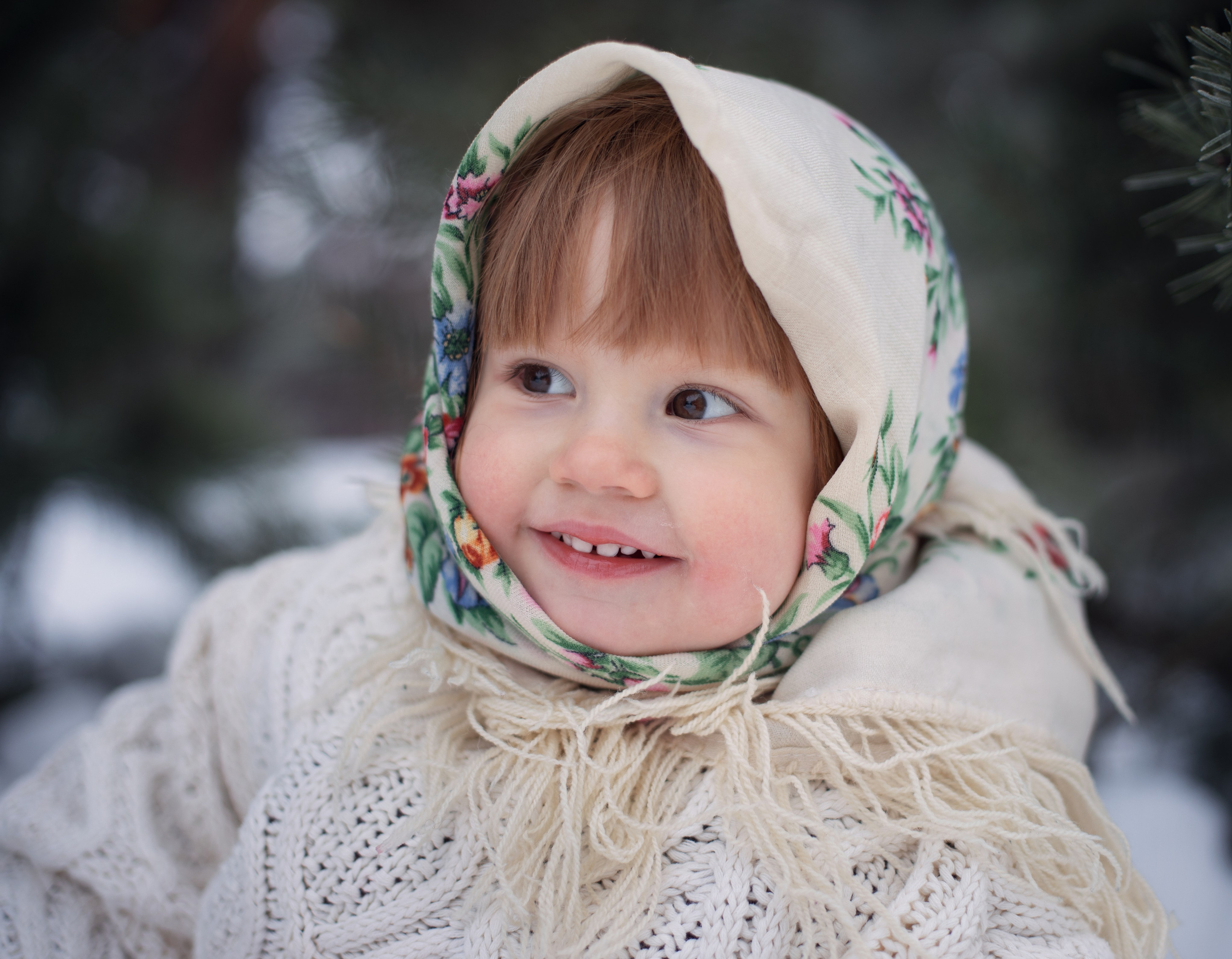 Зимний портрет девочки в белом павлопосадском платке и белом свитере.