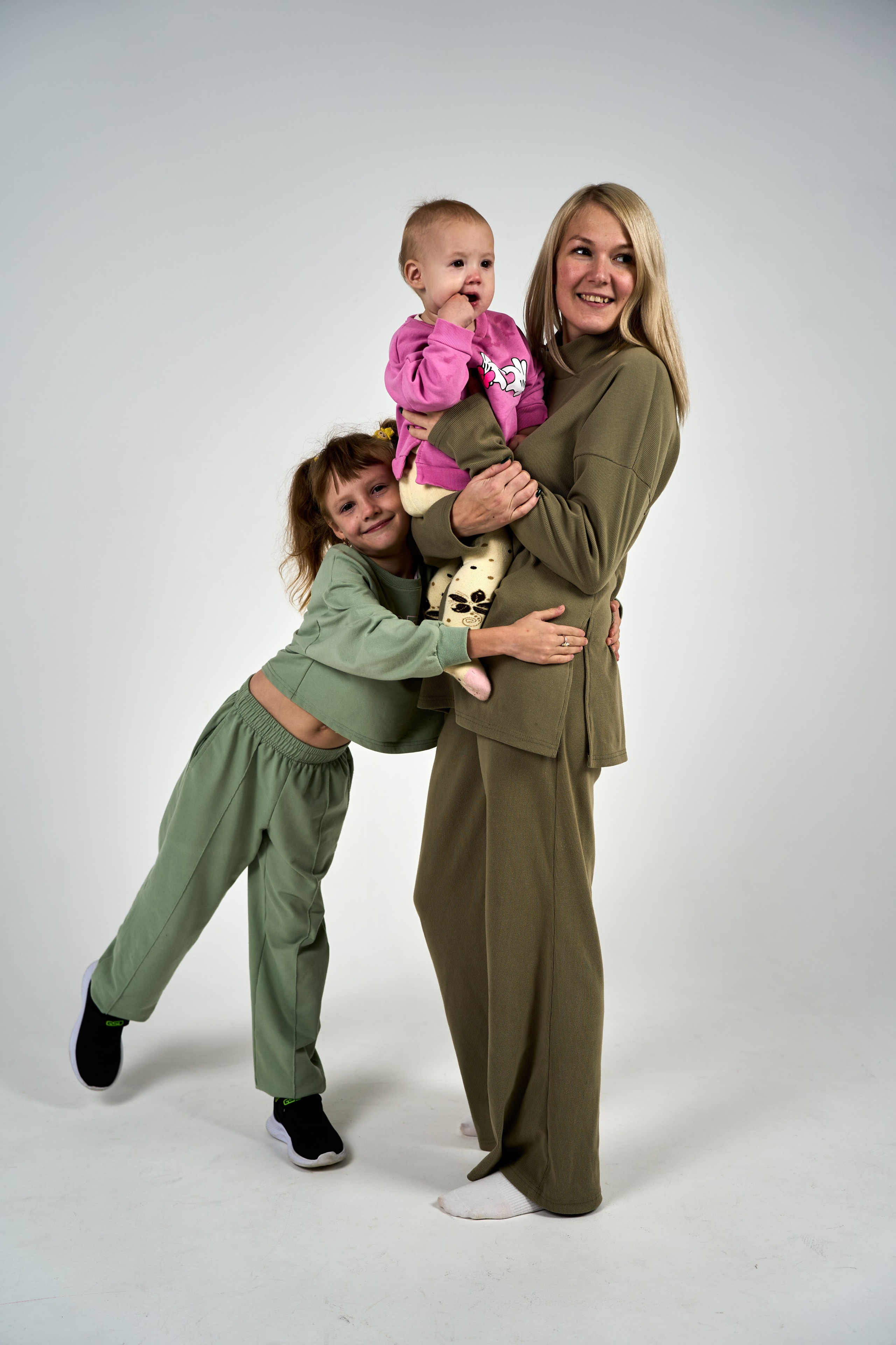 Семейная съёмка в студии. Фотограф | Видеограф в Октябрьском Евгений Гузаев