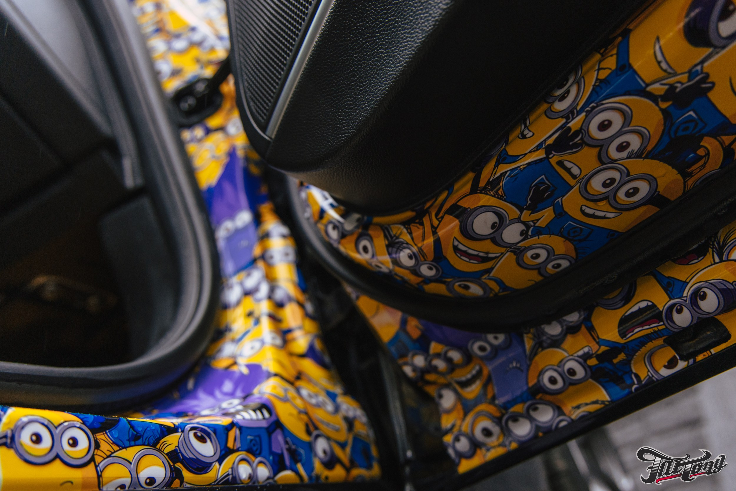 Alfa Romeo Giulia ремни безопасности с принтом и оклейка проемов. DeLorein