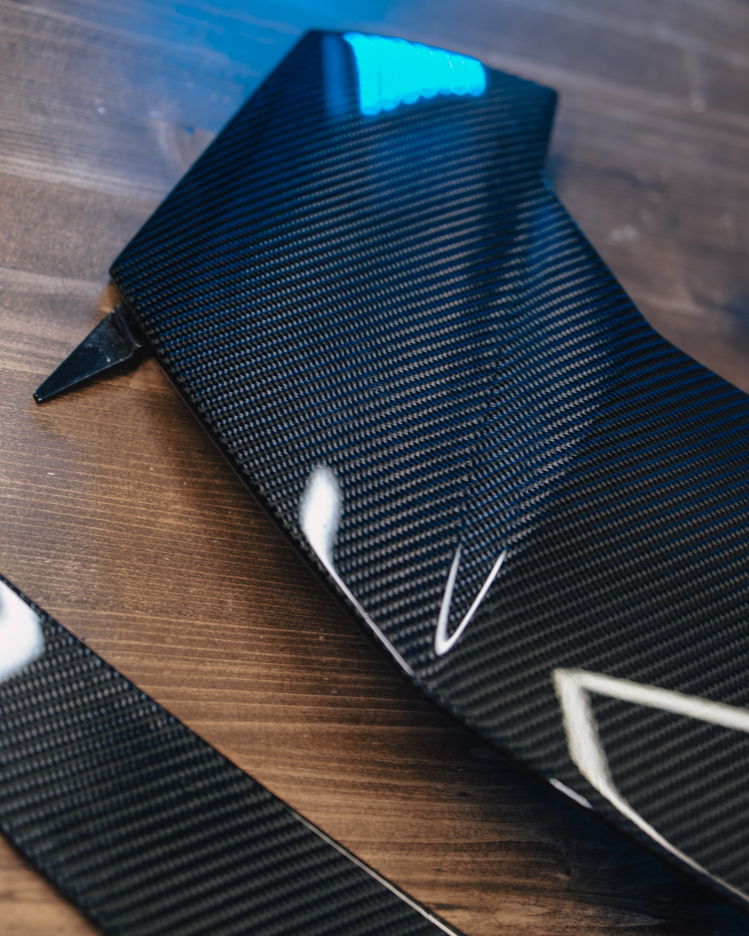 Lamborghini Urus ламинация карбоном вставок в капот, спойлеров, крышки багажника и зеркал. DeLorein