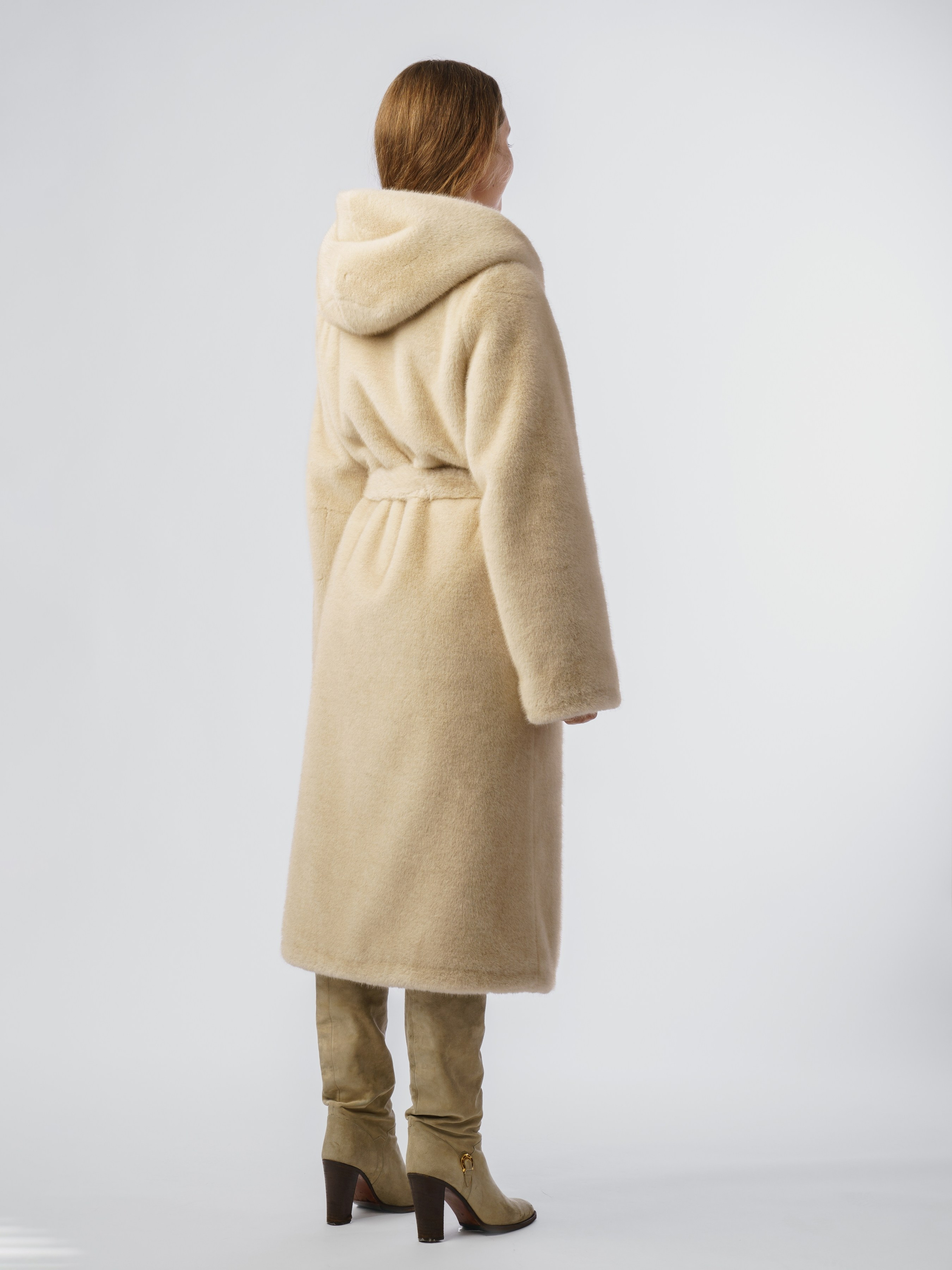 Шубы, модель Кристина. KED Production — продакшн из СПб. Создаём фото, видео и контент, который помогает брендам и селлерам продавать больше