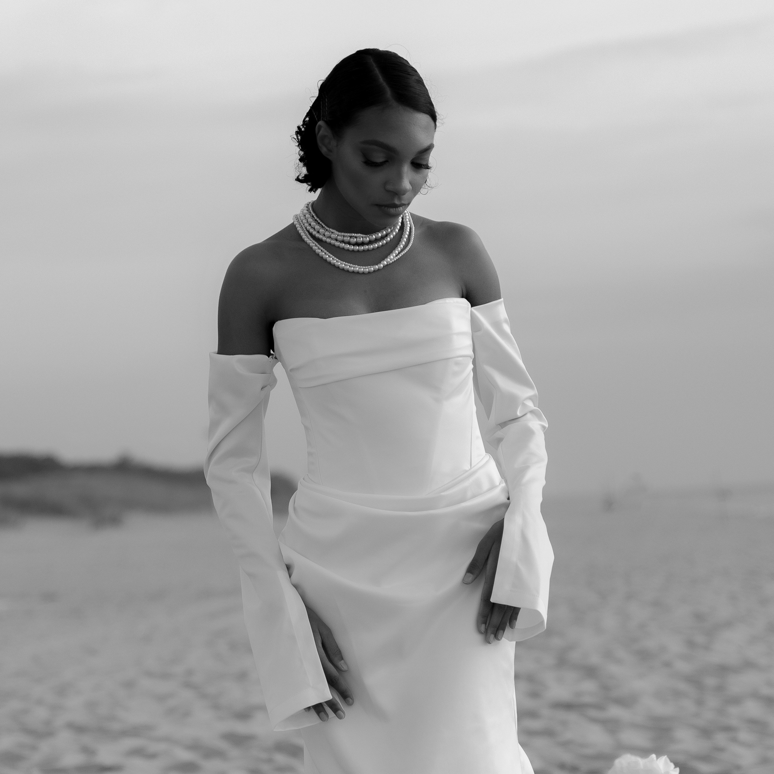 Выездная регистрация на море с белыми розами. Свадебный фотограф Калининград