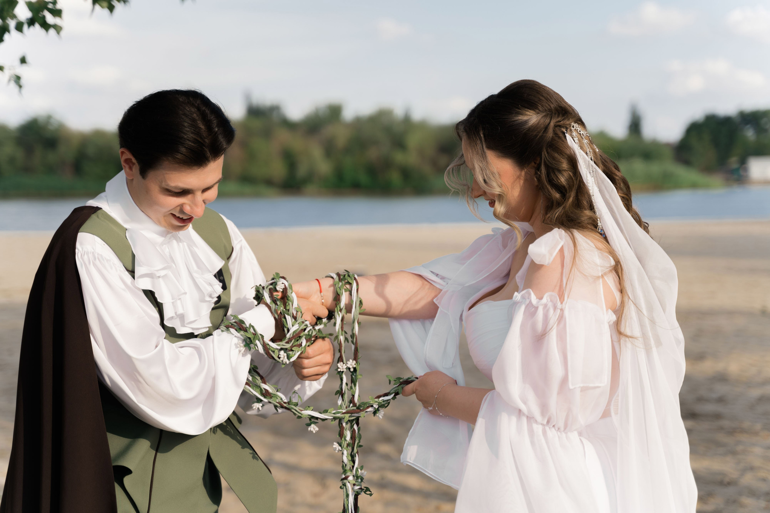 фотосессия  клятвы на выездной регистрации на берегу реки