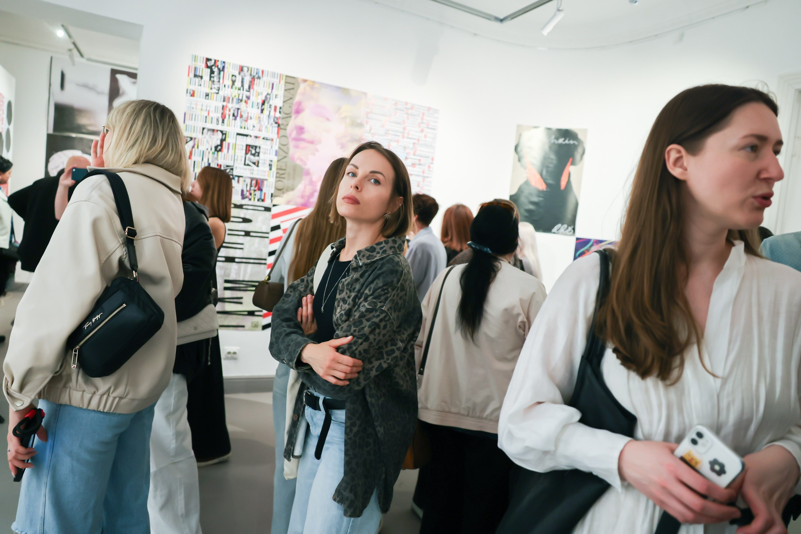 Открытие выставки «Глобальная биеннале графического дизайна „Золотая пчела 16“. Лучшие плакаты» в Доме Крафта (27 июня 2025). Репортажный фотограф Алексей Пирязев