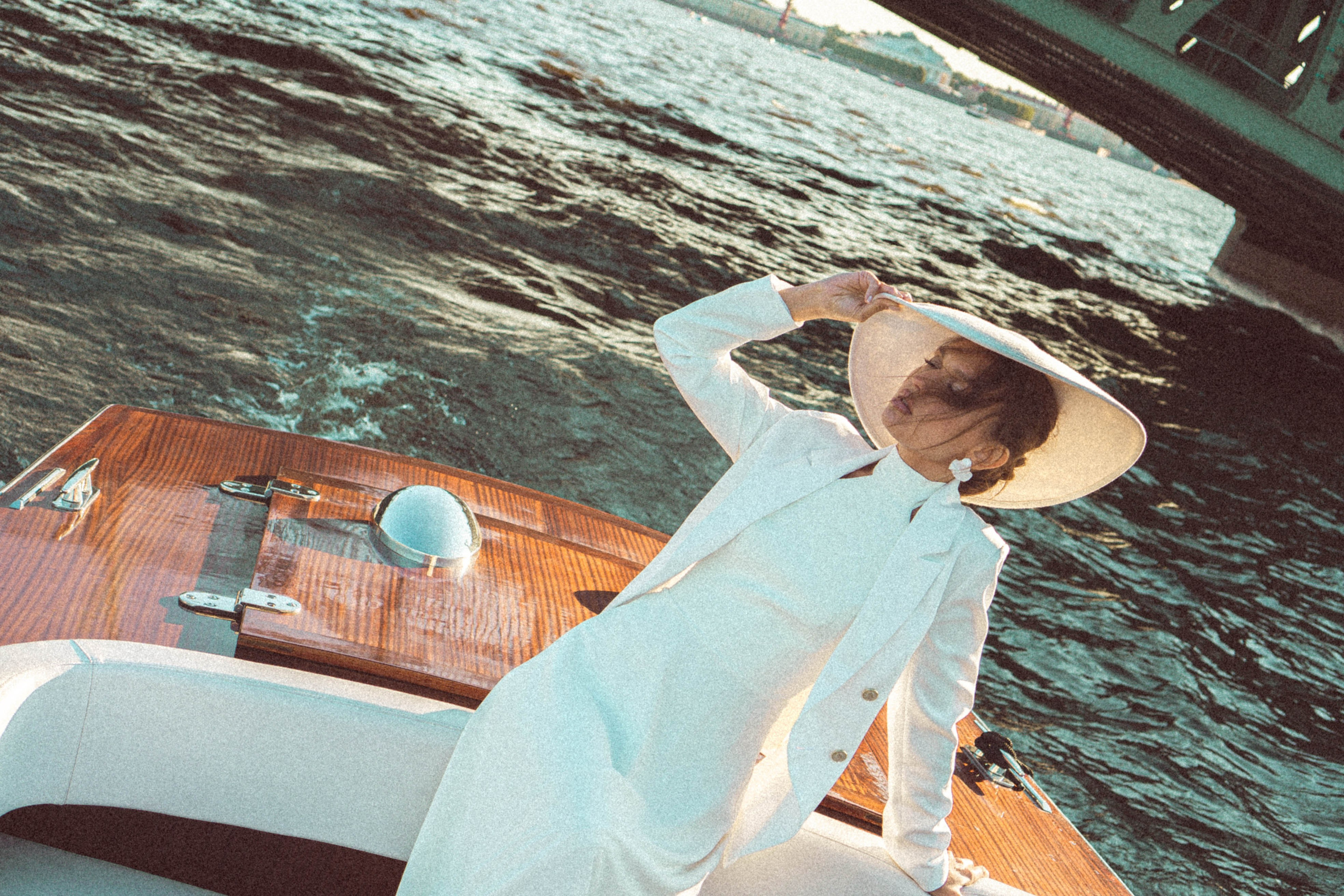 СВАДЕНБНАЯ СЬЕМКА НА КАТЕРЕ ПО КАНАЛАМ САНКТ-ПЕТЕРБУРГА И В АКВАТОРИИ НЕВЫ. Профессиональный фотограф, Санкт-Петербург — Виктория Богомолова