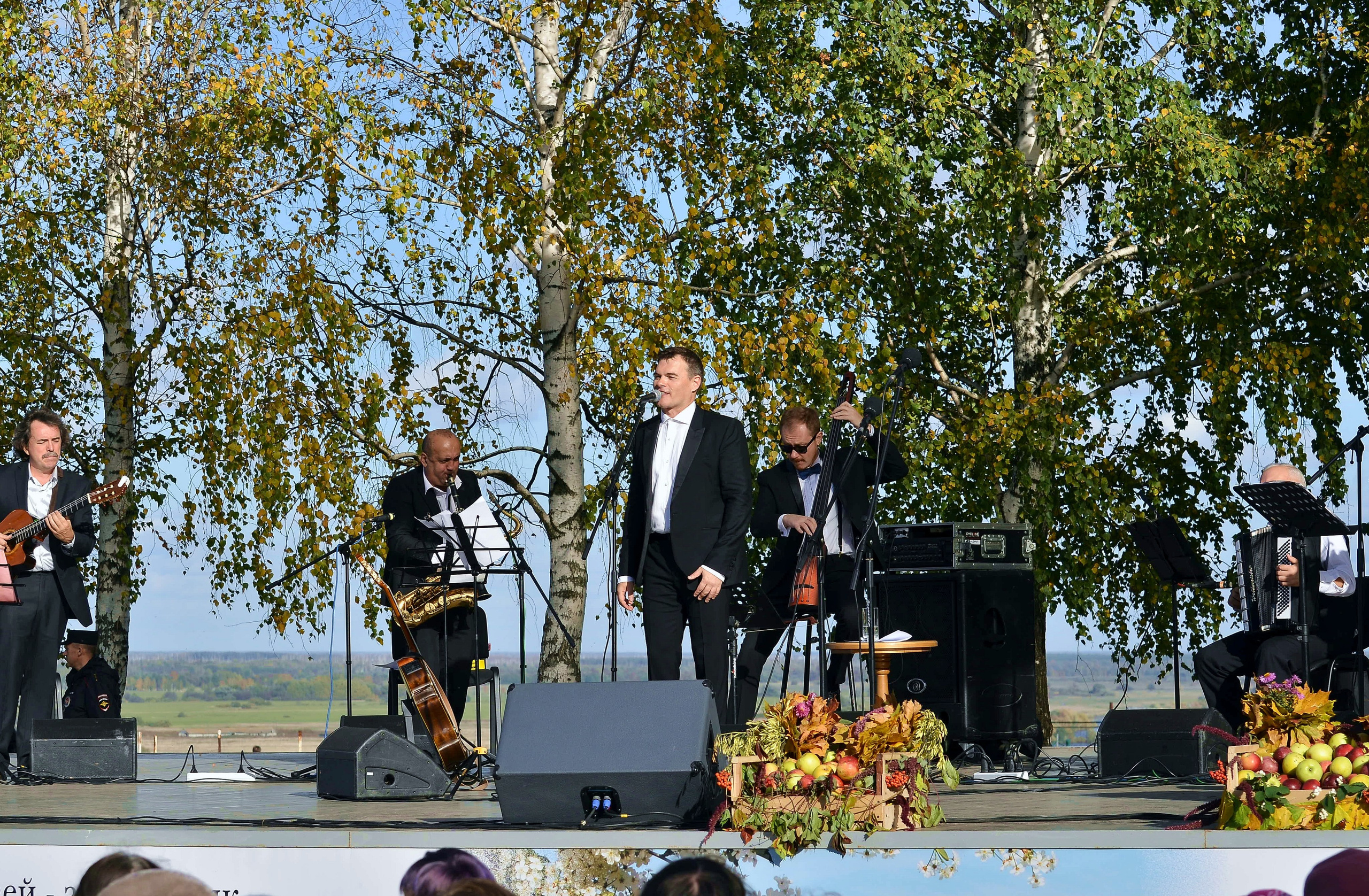 Евгений Дятлов. ФОТОГРАФ ВАШИХ МЕРОПРИЯТИЙ РЯЗАНЬ СЕРГЕЙ КЛЮЕВ Концертная фотография близка к репортажу и портретной съемке