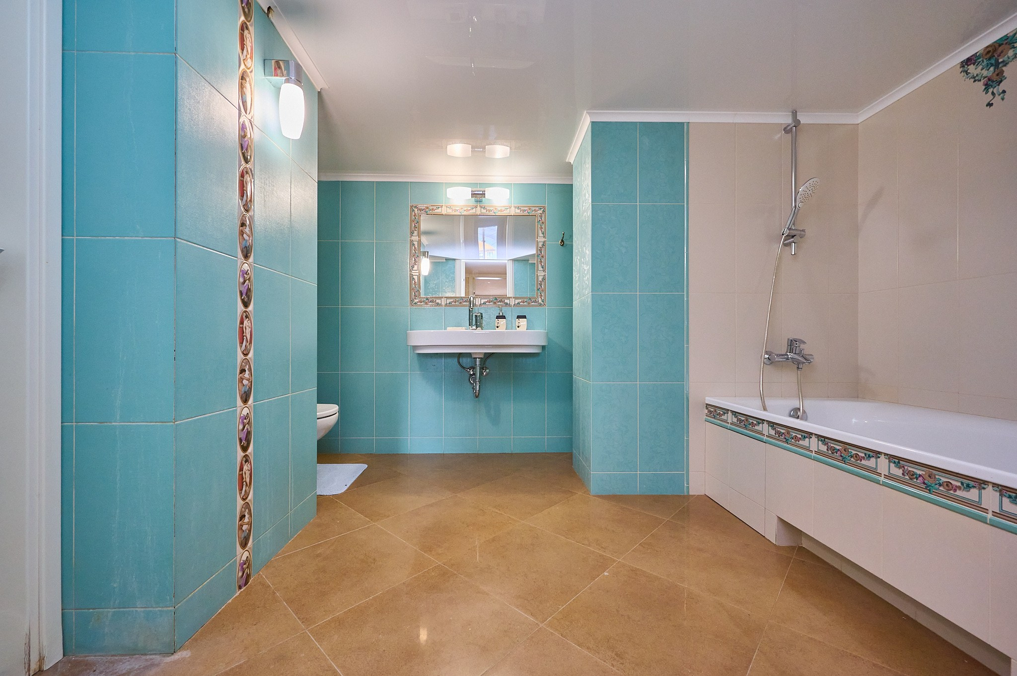 ванная комната голубые плиты раковина зеркало санузел 