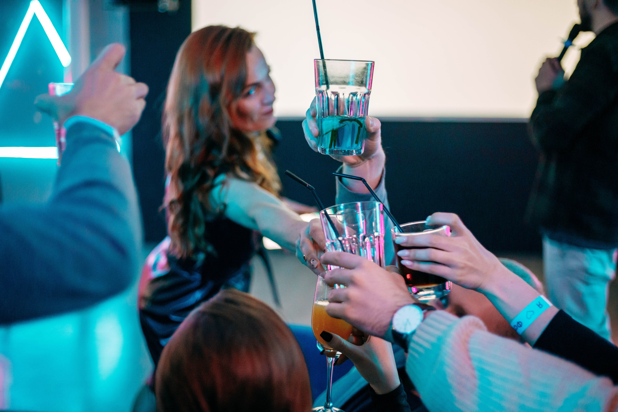 ЮНОСТЬ ВСЁ ПРОСТИТ