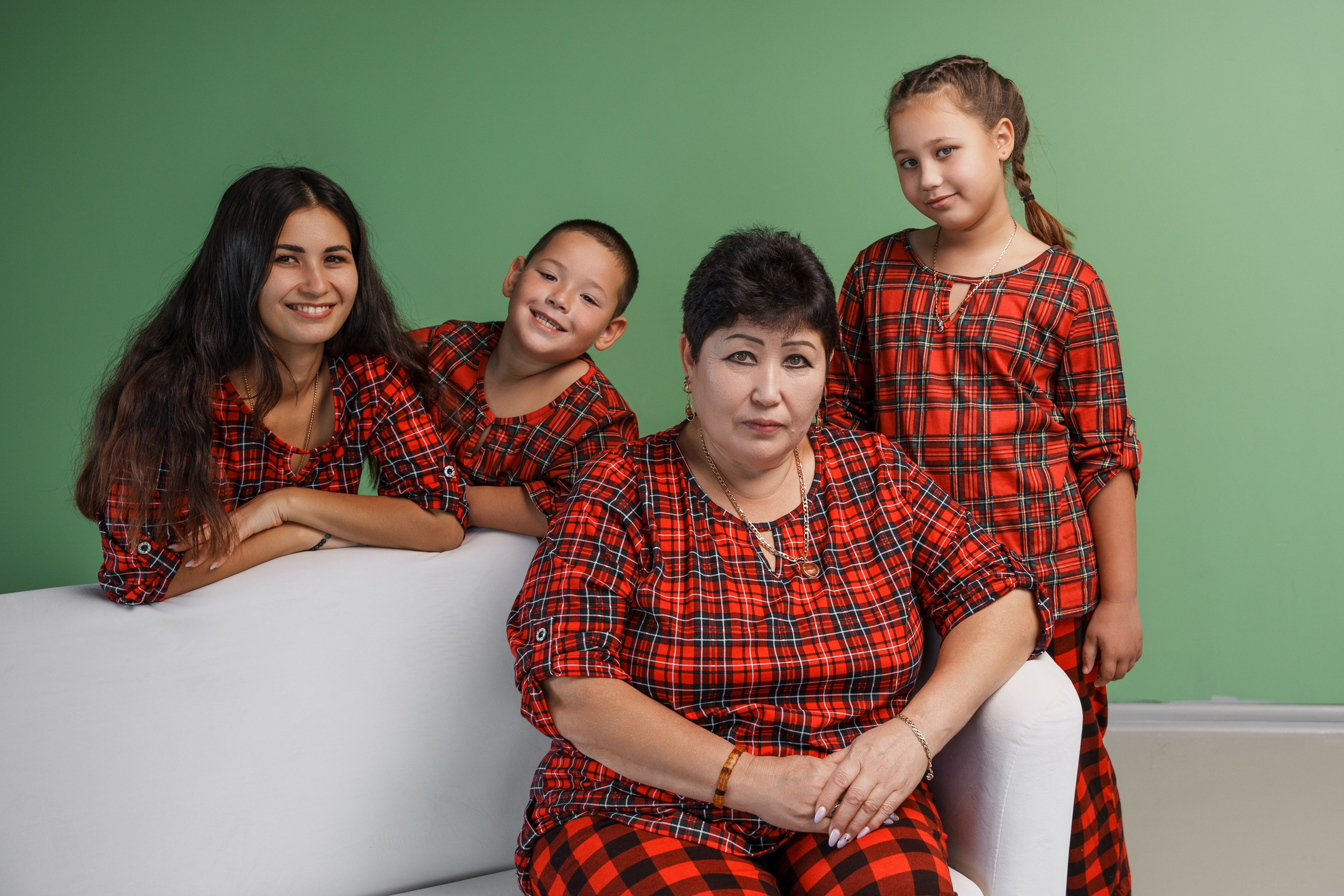 Семейная сьемка в студии с близкими. Ольга Плаксина фотограф в Саратове