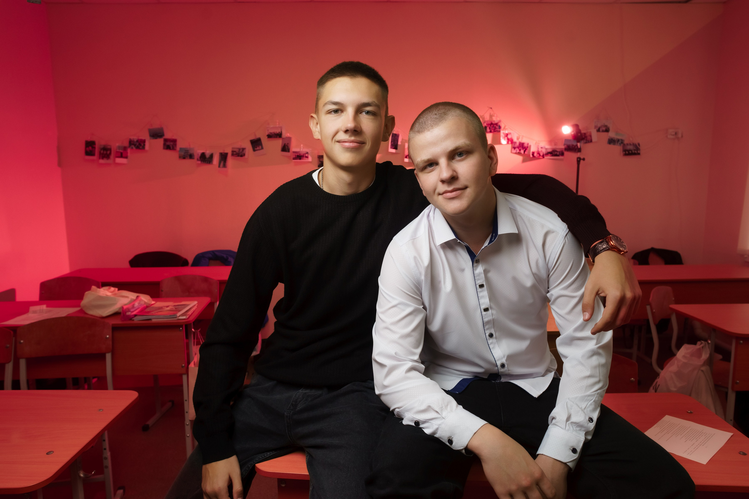 В школе, с красной подсветкой. Ольга Плаксина фотограф в Саратове